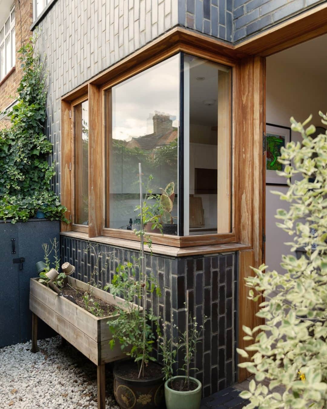 The Modern Houseさんのインスタグラム写真 - (The Modern HouseInstagram)「#forsale Hidden Gem: a peaceful oasis in the heart of Brockley, creatively designed by Maak Architects.  Follow the link in bio for the sales listing.  Revelon Road, London SE4」10月31日 23時48分 - themodernhouse