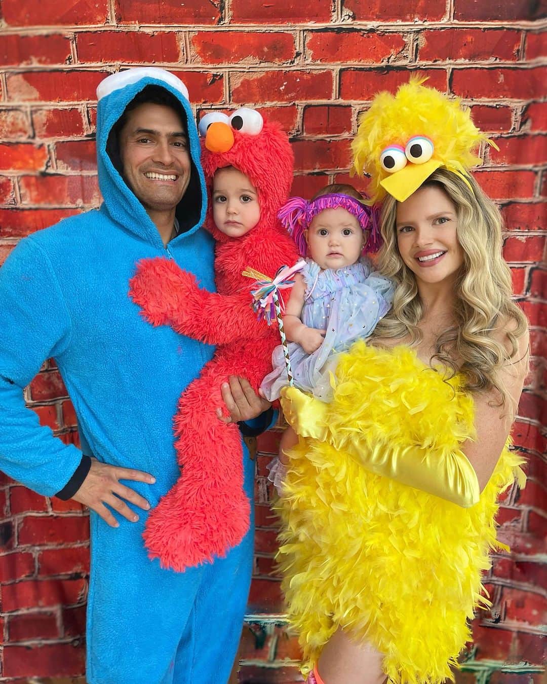 Stephanie Brantonのインスタグラム：「Sunny Day☀️ Sweepin' the clouds away On my way to where the air is sweet☺️ Happy Halloween everyone!!🎃 The baby’s LOVE Sesame Street so of course we had to dress up as Elmo and his friends !!Thank you Papi @meestermario for being the best sport for all my ideas!!!🥹🙏💛💙❤️💜 #sesamestreetcostume #halloween2023」