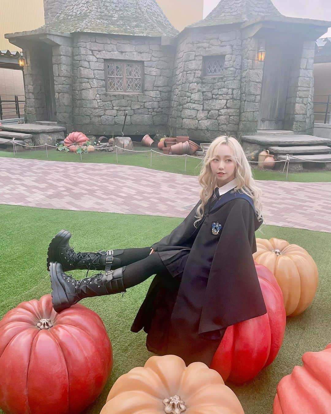 マリスのインスタグラム：「Happy Halloween🎃 としまえんのハリーポッターのスタジオツアー行ってきた！ 大好きなルーナ意識して髪くりんくりんに巻いてみた🫶  #Halloween #harrypotter #lunalovegood  #ハリーポッタースタジオツアー #ルーナラブグッド #ハリーポッタースタジオツアー  #ホグワーツ #レイブンクロー」