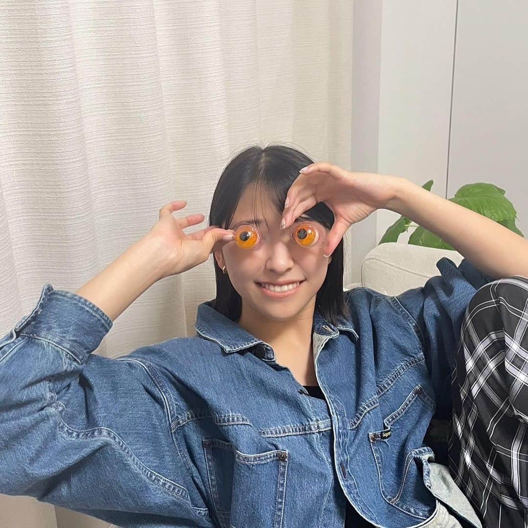玉井詩織のインスタグラム：「Happy Halloween🎃  友達がくれた目玉グミ👁️  #happyhalloween」