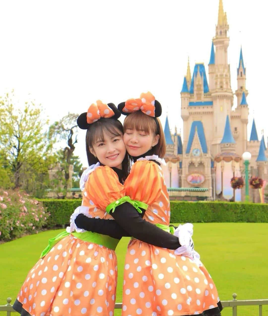 西脇彩華のインスタグラム：「＊ 一生ふたごーー☺️☺️✨  #happy #friend #minnie #minniemouse #twins #bestie #disneylandtokyo #disneyhalloween #bestie #ミニー #ミニーマウスコーデ #ディズニーランド #ディズニーハロウィーン #ディズニーハロウィーン2023  #仮装 #東京ディズニーランド #思い出 #パンプキンミニー #Dハロ」