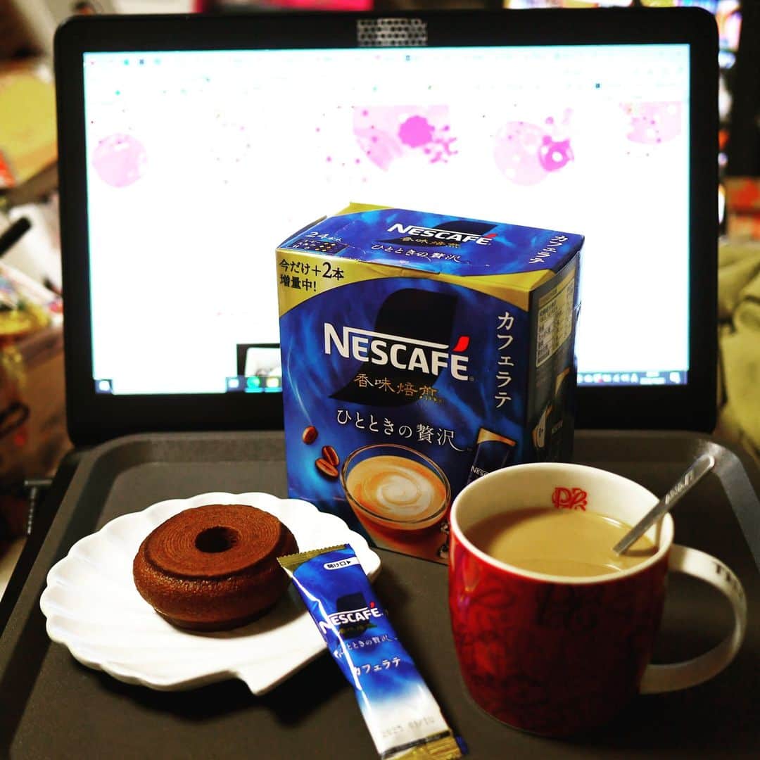 紫苑みやびさんのインスタグラム写真 - (紫苑みやびInstagram)「「ネスカフェ 香味焙煎 ひとときの贅沢」でコーヒーブレイク！  日頃パソコンに向かっていることが多いのですが、作業のお供にカフェラテ飲んでます。  私が飲んだのはスティックタイプ。 22本入り+今だけ2本増量パック。  香味焙煎で、香り高くミルク入りで優しい味わいのカフェラテなんですよ～♪  インスタントで、コーヒー、ミルク、砂糖入りの3 in one。 お湯を注ぐだけですぐ飲めちゃう手軽さがいいよね。  #PR #ネスカフェ #コーヒーブレイク #カフェラテ好き #インスタントコーヒー #インスタントカフェラテ #香味焙煎 #ひとときの贅沢」10月31日 23時57分 - shion_miyabi