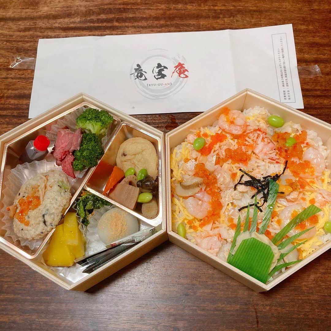 江藤あやさんのインスタグラム写真 - (江藤あやInstagram)「温泉宿で寛いでいるかのようなお母さん。 ヘアメイクさんが撮ってくれました。  お弁当がめちゃくちゃ美味しくて テンションあがりまくり！ こんな豪華なお弁当が食べられるなんて幸せ〜♬ お弁当の大切さを実感（笑） だって人間だもの。 食いしん坊万歳だもの（笑）  皆さん、ありがとうございました！ おやすみなさい。」10月31日 23時57分 - ayayakko19