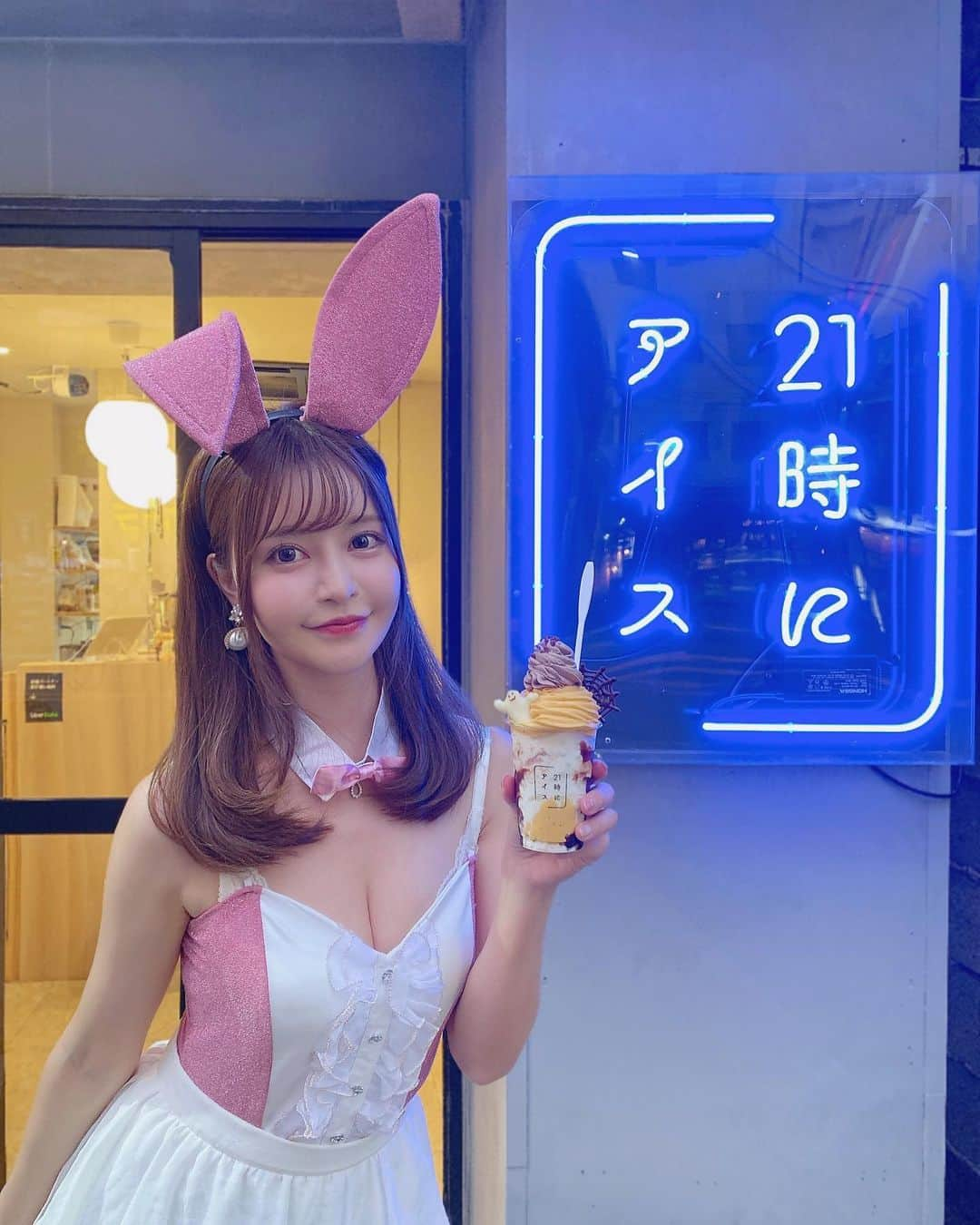 一ノ瀬まりなさんのインスタグラム写真 - (一ノ瀬まりなInstagram)「🍦🐰🍦🐰🍦  21時にアイスしてきた🍦💕  @21niice_tokyo_heiwajima   今日まで限定のハロウィンソフトにしたよ🎃🌰 カボチャもたっぷりでめちゃくちゃ美味しかった🥹🧡  オバケの顔が少し違うの気づいた？👻💓  前行った時に食べたモンブランも美味しかった😋🍦 アイスそのものがまず美味しいので また他のメニューもまた食べたいな💞✨  そして店員さんがしごできで優しかった🍦✨  ハッピーハロウィン🎃💓 ゆりさん今日もありがとうございます🍦🫶 @lily_721  📍東京都文京区湯島3-42-3 営業時間　12:30〜23:30 湯島駅より徒歩1分 上野御徒町駅より徒歩3分 御徒町駅より徒歩5分 上野駅より徒歩9分  #アイス #21時にアイス #ソフトクリーム #ソフトクリーム専門店 #ソフトクリーム大好き #ソフトクリーム好きな人と繋がりたい #カボチャ #pr #カボチャモンブラン #上野カフェ #上野ソフトクリーム」10月31日 23時57分 - yuyuyu_marina