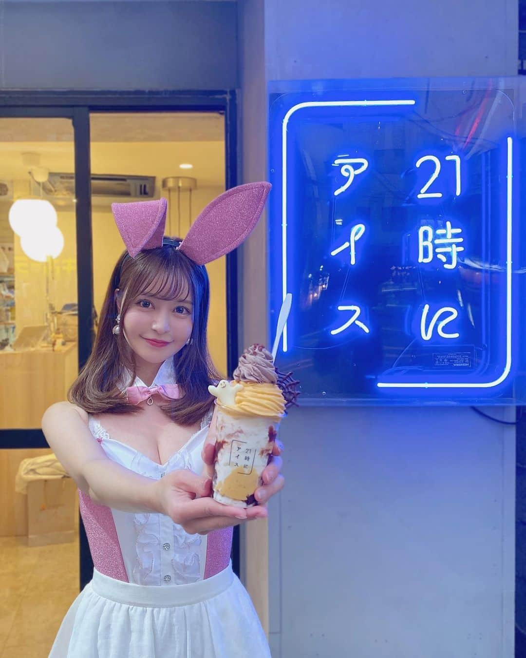 一ノ瀬まりなさんのインスタグラム写真 - (一ノ瀬まりなInstagram)「🍦🐰🍦🐰🍦  21時にアイスしてきた🍦💕  @21niice_tokyo_heiwajima   今日まで限定のハロウィンソフトにしたよ🎃🌰 カボチャもたっぷりでめちゃくちゃ美味しかった🥹🧡  オバケの顔が少し違うの気づいた？👻💓  前行った時に食べたモンブランも美味しかった😋🍦 アイスそのものがまず美味しいので また他のメニューもまた食べたいな💞✨  そして店員さんがしごできで優しかった🍦✨  ハッピーハロウィン🎃💓 ゆりさん今日もありがとうございます🍦🫶 @lily_721  📍東京都文京区湯島3-42-3 営業時間　12:30〜23:30 湯島駅より徒歩1分 上野御徒町駅より徒歩3分 御徒町駅より徒歩5分 上野駅より徒歩9分  #アイス #21時にアイス #ソフトクリーム #ソフトクリーム専門店 #ソフトクリーム大好き #ソフトクリーム好きな人と繋がりたい #カボチャ #pr #カボチャモンブラン #上野カフェ #上野ソフトクリーム」10月31日 23時57分 - yuyuyu_marina