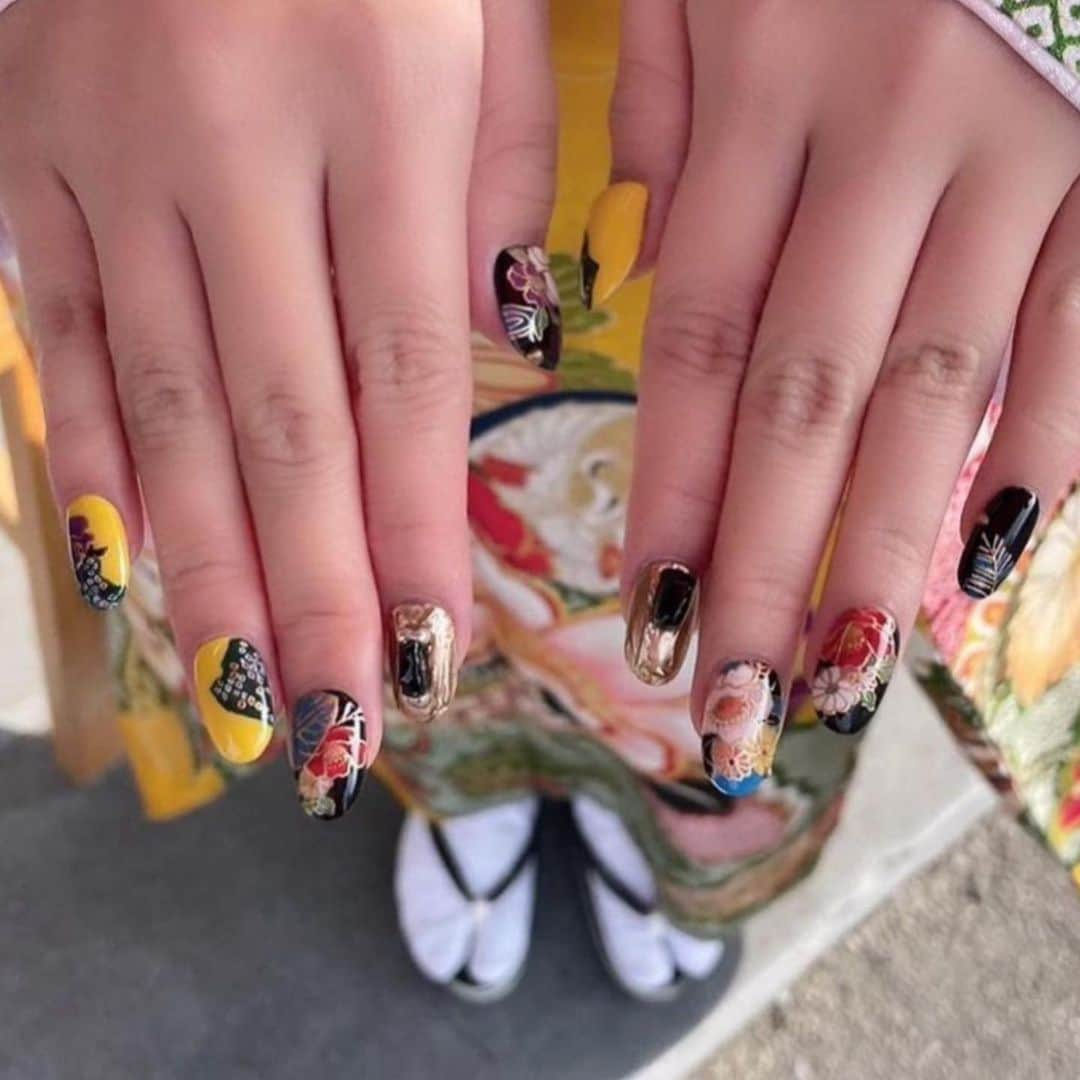 aoki_nailさんのインスタグラム写真 - (aoki_nailInstagram)「・ ・  成人式の前撮り撮影と 本番用にオーダーいただいたお爪❤︎  当日お客様の 着用画像ももう めちゃかわいかったし お爪もピッタリで 本当に良かった☺️💘 （髪型も可愛くてつい保存♡笑）  成人式や結婚式のイベントは 衣装を決めてから 指先や小物を考えると 全体のバランスが良いです＊  オーダーありがとうございました🌼  nailgalleria  Rug〈ラグ〉 大阪市北区中崎西2-6-3    #手描きアート#手描きデザイン#手描きネイル#成人式ネイル#振袖ネイル #ブライダルネイル#浮世絵ネイル　 #instanail#イラストネイル#和装ネイル#成人式ネイル #成人式後撮り　#aokinailvintage#大阪ネイルサロン #アートネイル#手描きネイル#成人式前撮り #成人式ネイルチップ#オーダーネイルチップ#rugordertips」10月31日 23時49分 - aoki_nail