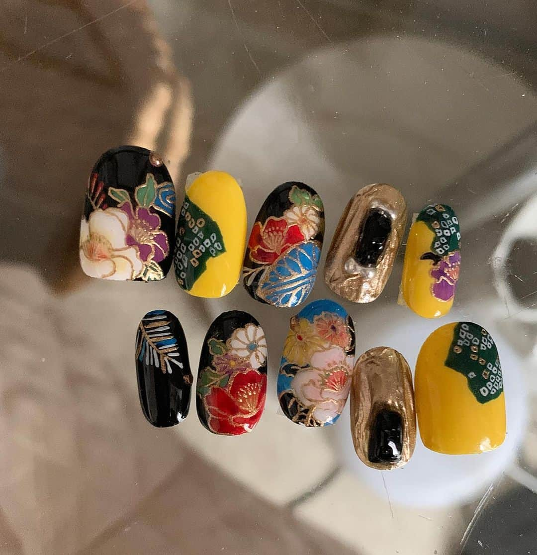 aoki_nailさんのインスタグラム写真 - (aoki_nailInstagram)「・ ・  成人式の前撮り撮影と 本番用にオーダーいただいたお爪❤︎  当日お客様の 着用画像ももう めちゃかわいかったし お爪もピッタリで 本当に良かった☺️💘 （髪型も可愛くてつい保存♡笑）  成人式や結婚式のイベントは 衣装を決めてから 指先や小物を考えると 全体のバランスが良いです＊  オーダーありがとうございました🌼  nailgalleria  Rug〈ラグ〉 大阪市北区中崎西2-6-3    #手描きアート#手描きデザイン#手描きネイル#成人式ネイル#振袖ネイル #ブライダルネイル#浮世絵ネイル　 #instanail#イラストネイル#和装ネイル#成人式ネイル #成人式後撮り　#aokinailvintage#大阪ネイルサロン #アートネイル#手描きネイル#成人式前撮り #成人式ネイルチップ#オーダーネイルチップ#rugordertips」10月31日 23時49分 - aoki_nail