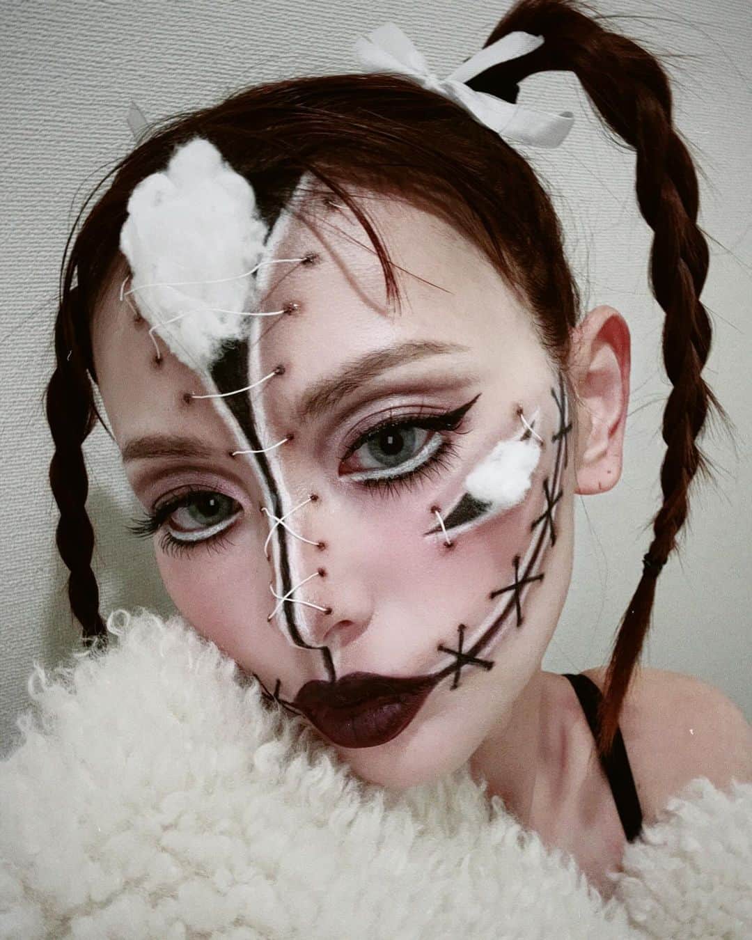 のインスタグラム：「Boo👻ハッピーハロウィン！ 今年も顔だけハロウィン。破けて綿が出ちゃってる人形だよ💭🪡」