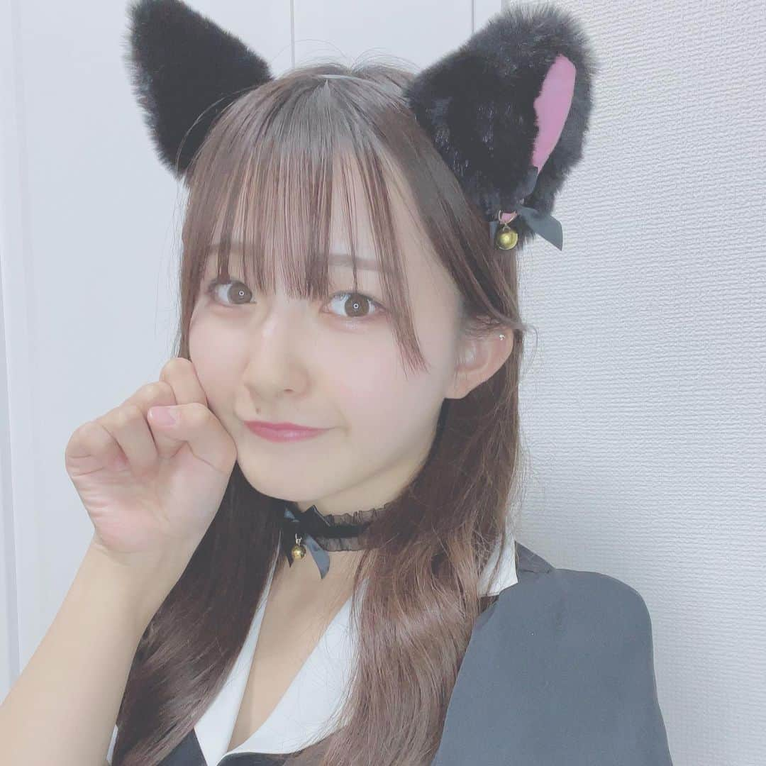 高橋真生のインスタグラム：「🐈‍⬛🎀 ハッピーハロウィン！ 今年の仮装は黒猫でした🐾 好評で嬉しかった( ᷇࿀ ᷆ )  #ハロウィンコスプレ  #コスプレ女子  #おしゃれさんと繋がりたい  #bisleaders  #bis #itsnap」