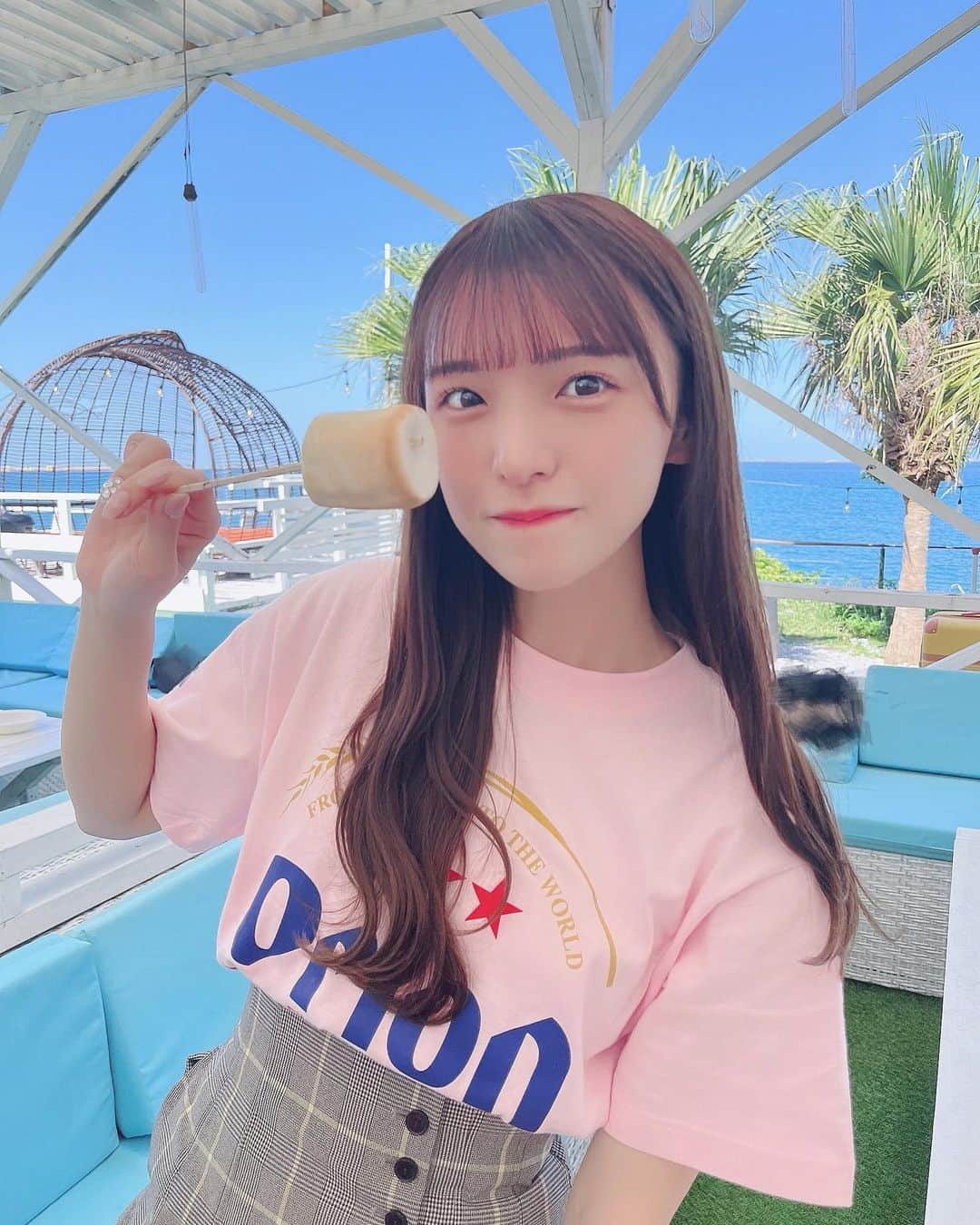 茉城奈那のインスタグラム：「BBQは、焼きマシュマロしか勝たん！！🫶🏻 ⁡ ⁡ ⁡ ⁡ ⁡ ⁡ #アイドル #地下アイドル #ınstagood #ヘアアレンジ #ピンクブラウン #ブラウンカラー #グレージュ #bbq #沖縄ビーチ #焼きマシュマロ」