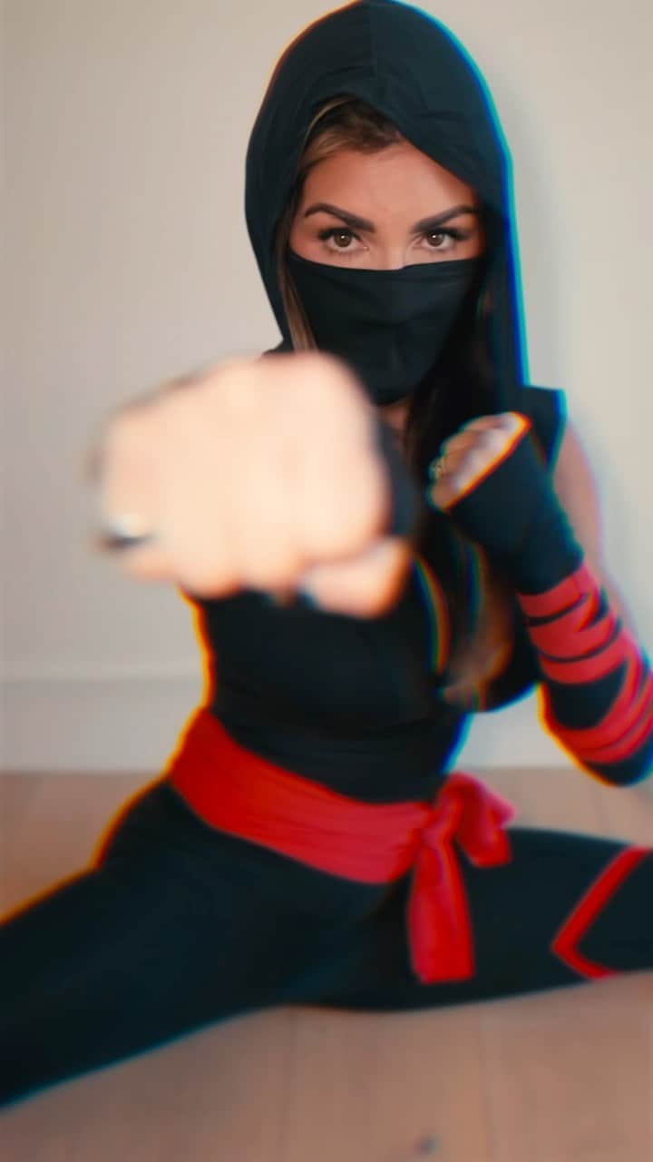 Alexia Clarkのインスタグラム：「Happy Halloween!! Who’s costume is the best?  Tony and I are ninjas 🥷  Mack is a vampire 🧛‍♂️  Roxy is an angel 👼🏼  King is a devil 😈  Ivy is a bat 🦇   www.Alexia-Clark.com   #halloween #happyhalloween #fitness」