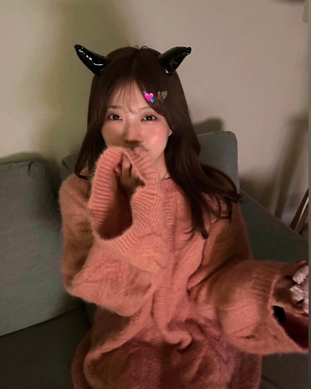 みなまつのインスタグラム：「滑り込(めてない) Halloween 🎩💞 ⁡ ピンクニットで悪魔になった🦹‍♀️ イベントには便乗しようと決めた今年🌙 ⁡ #halloween #ハロウィン」