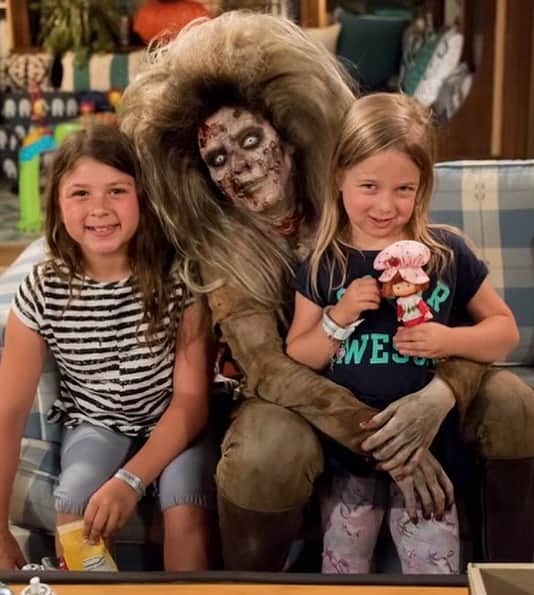 ジョディ・スウィーティンのインスタグラム：「Throwback to when I was a zombie for Halloween a few years ago! 🧟‍♀️ What is everyone dressing up as this year? ↓」