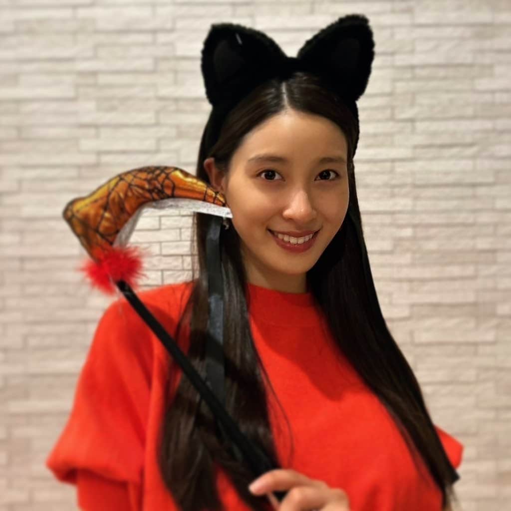 土屋太鳳のインスタグラム：「. ?日本はギリギリまだハロウィン！ Trick or Treat🎃 ハロウィンの日は子どもの頃から 家族とほんの少しだけ仮装します😊 ほんの少しだけだから 仮装してるとは言えないかもだけれど それでもなんだか、 ちゃんと楽しいから不思議🤔✨️ . 今年は生まれて初めて 猫耳をつけてみました！ このオレンジ色の服、 実は、ある作品の衣装の色違いなのです😊 何の作品か、わかりますか？ . ひとつひとつの役が 今の自分の中にいる。 このことが本当に今、心強い支えです😌 . 明日も早いので 出来るだけ早く眠ろう💡 おやすみなさい🌟」