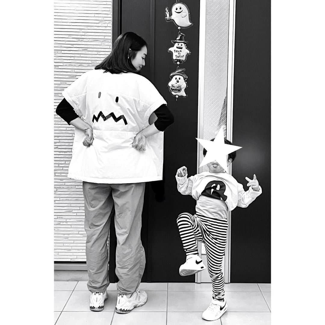 権藤朱実さんのインスタグラム写真 - (権藤朱実Instagram)「🎃 『Happy Halloween！』  息子と一緒に無理矢理おばけコーデ👻  今期、偶然にも。 オバケに最適なホワイトダウンベストを購入してたので・・・ テープで目と口を張って、即席おばけ👻笑  息子は、昔買ってたロンTがHalloween使用なので😳 パンツをしましまパンツにして、さらにHalloween感を🤭  ロンTは・・・ 矢印の先におばけが居るという仕掛け👻 袖には「trick or treat」の反射文字が♡かわいぃ  さあ！ 10月もおしまい！ 明日からも楽しい11月をスタートさせましょうね🎃🎶  #model #satorujapan #akemigondo #モデル #サトルジャパン #権藤朱実 →@satorujapan_official →@akemigondo ☑︎プロフィールのリンクにて、写真公開中☆ ☑︎リールにて、息子のあれこれ公開中☆」10月31日 23時59分 - akemigondo