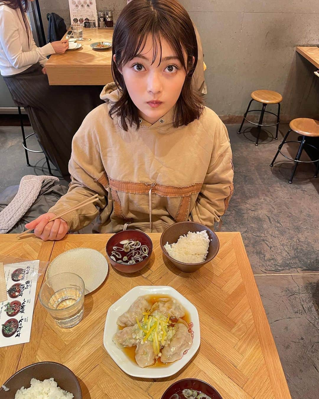 井上咲楽のインスタグラム：「宇都宮駅で、新幹線乗る前に駆け込み餃子🥟  そわちゃんがプレゼントしてくれたエプロンつけて料理しています！ありがとう！　@_wanco02m   「かんずり」というこの調味料、とってもお気に入り。包まれたような辛さと旨さの深みに感動！鍋の季節に大活躍な予感です。 栃木の実家にもひとつ贈りました。  最近、胃腸が重いと感じる時に置き換えで飲む甘酒。フルーツ入りなのでくどくなくて、飲みやすくておいしい！  #いのさくの暮らし」