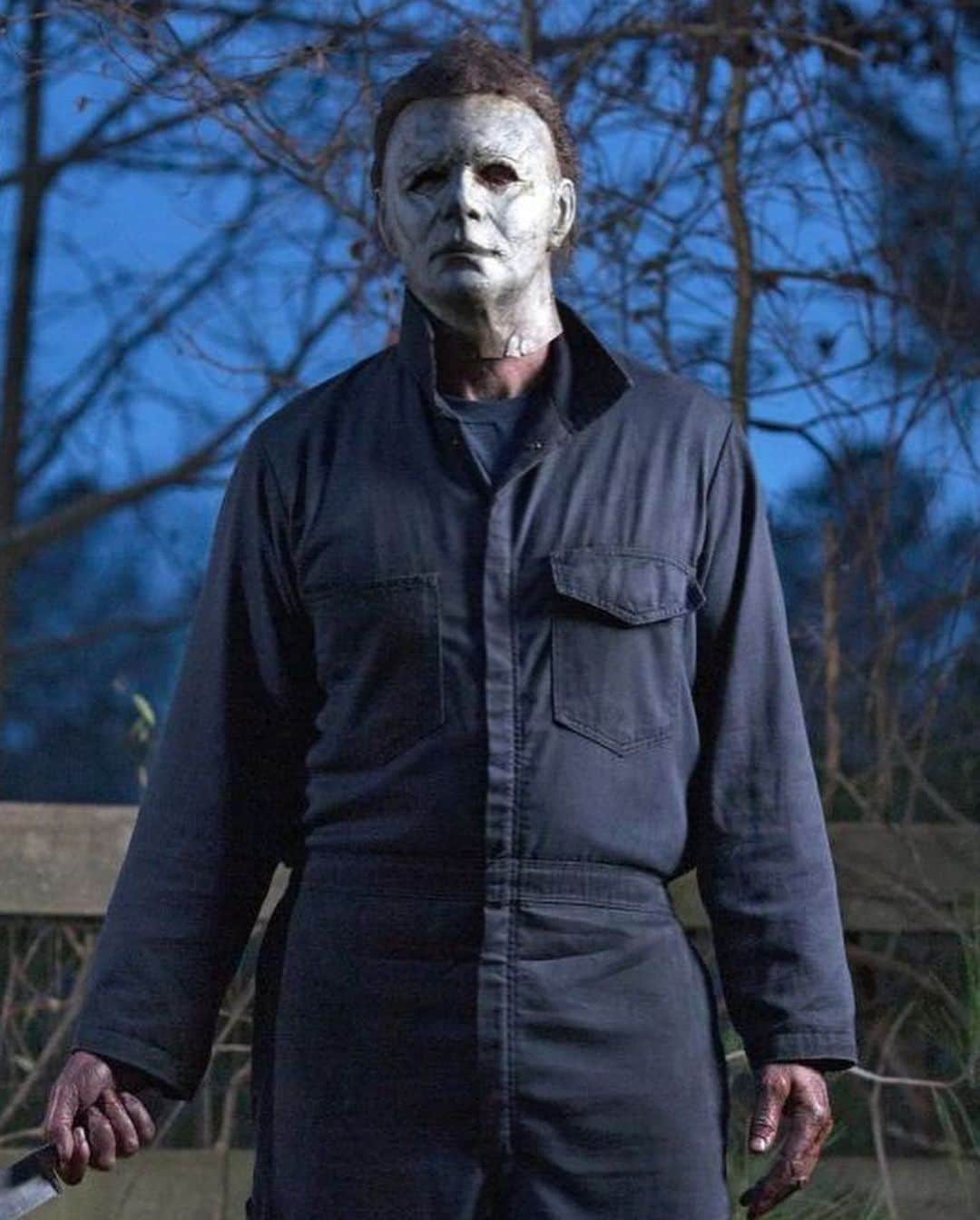 エラ・ヘンダーソンのインスタグラム：「HAPPY HALLOWEEN 2023💀 … only went & f***ed my ankle… so this is what the feed is getting this year! However… finding this corker has cheered me up! I still belly laugh every time I watch this @brenrobertsonbeauty 😂😂😂😂 Ps. Keep swiping along!! x.  E x x #Halloween #Season #michaelmyers」