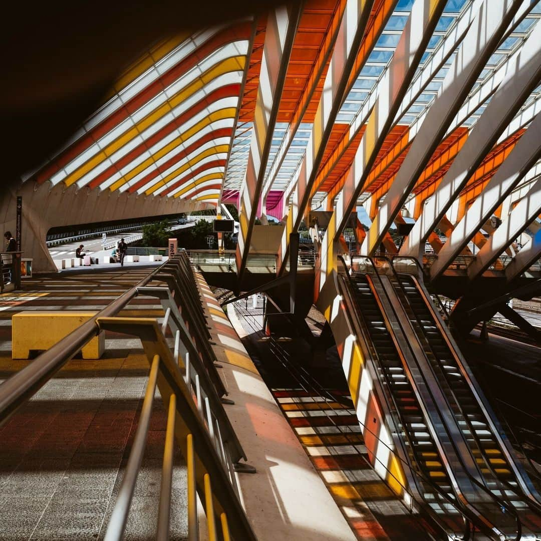 ライカさんのインスタグラム写真 - (ライカInstagram)「All Aboard!  Through these lively windows, the ordinary looks different. Grab your Leica lens and open the portal to a vibrant world.  📷:@udojuergensen #LeicaCamera #Leica #🔴📷」11月1日 0時00分 - leica_camera