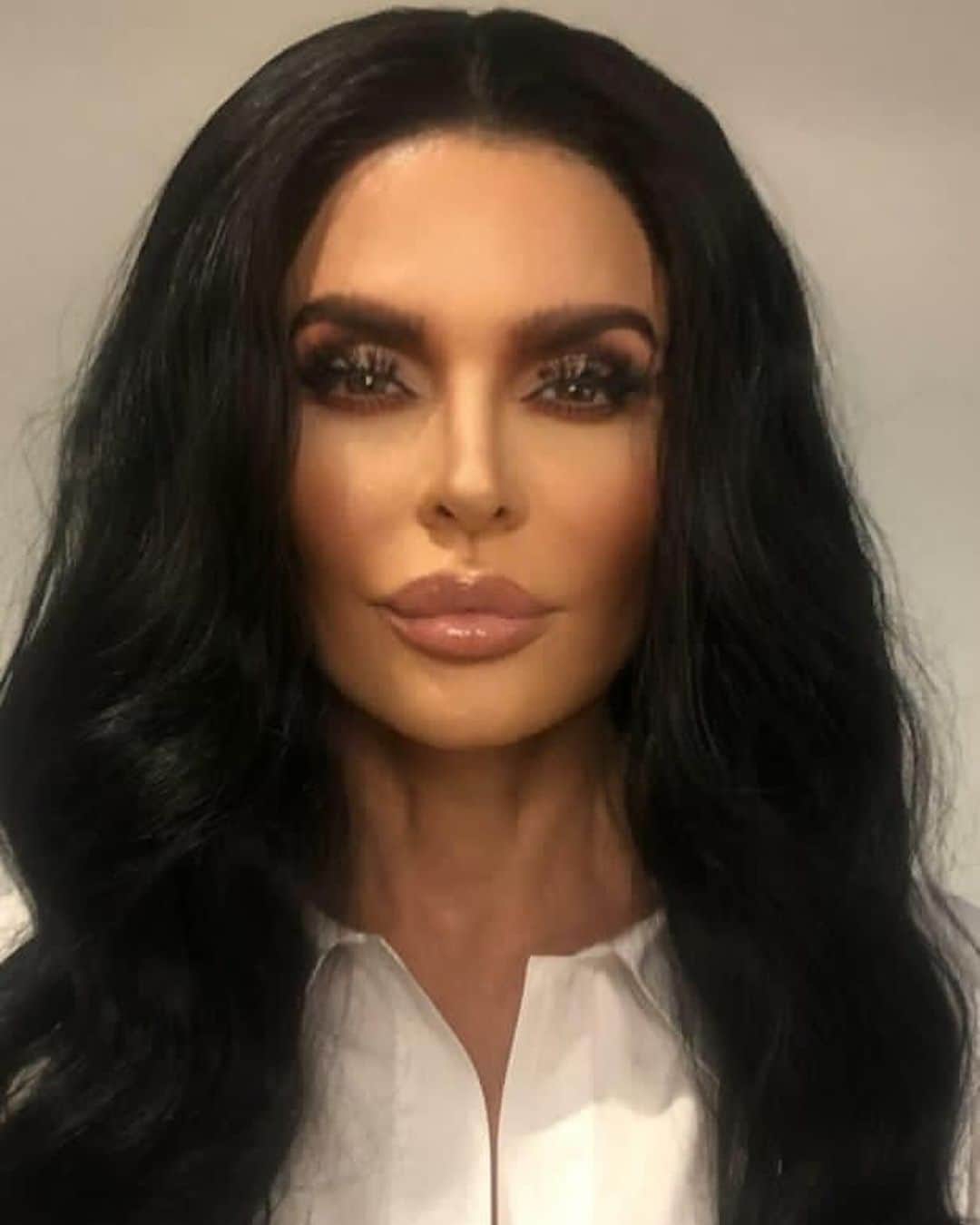 リサ・リナのインスタグラム：「#happyhalloween  Christmas Album CHER. 🎄🎅🏻 @accesshollywood  #halloween 🎃 👻」