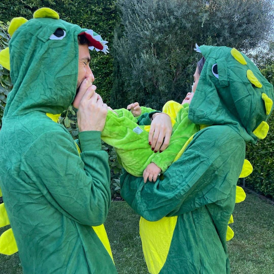 ローレン・ペルツさんのインスタグラム写真 - (ローレン・ペルツInstagram)「Halloween only started to matter when I could buy snow a costume 💚 I love my family 💚  Stay safe today everyone & happy Halloween 🎃」11月1日 0時01分 - laurenperez