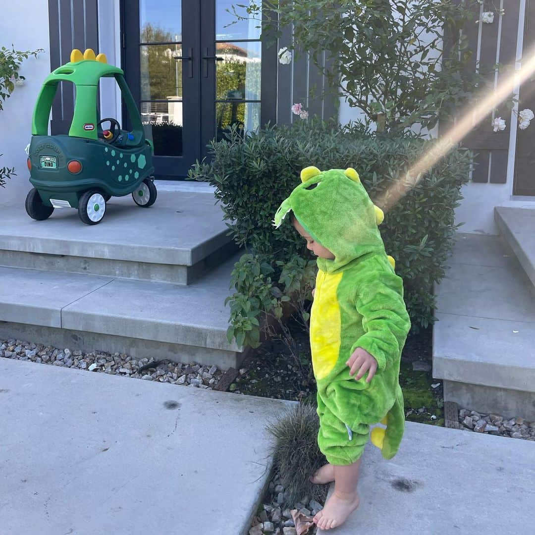 ローレン・ペルツさんのインスタグラム写真 - (ローレン・ペルツInstagram)「Halloween only started to matter when I could buy snow a costume 💚 I love my family 💚  Stay safe today everyone & happy Halloween 🎃」11月1日 0時01分 - laurenperez