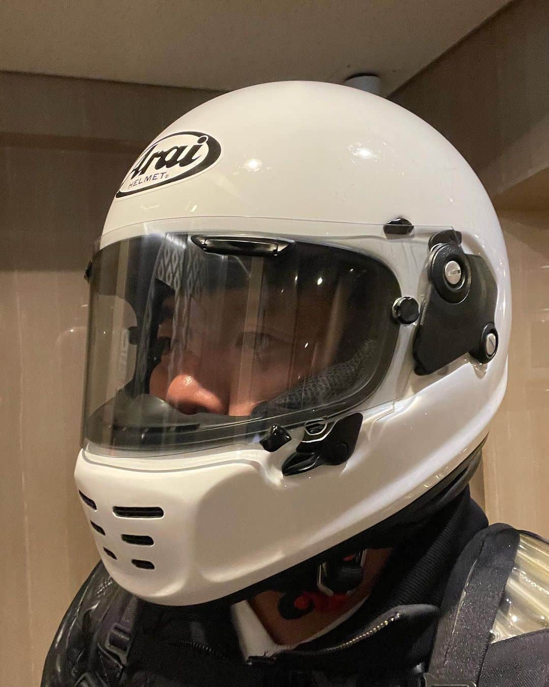 のインスタグラム：「ハッピーハロウィン🎃  なんとかギリギリ白いボンバーマンの仮装が出来ました。  今日はM-1の3回戦も無事に終えられ良かったです。  でもエゴサーチをしたら少し傷つきました。  嘘です。 傷つきません。  嬉しいな。」