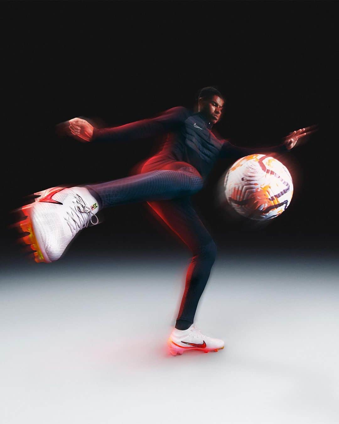 NIKEさんのインスタグラム写真 - (NIKEInstagram)「Inspired by a journey filled with incredible debuts and unforgettable moments, each colour woven into the @MarcusRashford Mercurial symbolizes a game-defining goal scored on the way.   When you believe in yourself, incredible things can happen.」11月1日 0時01分 - nike