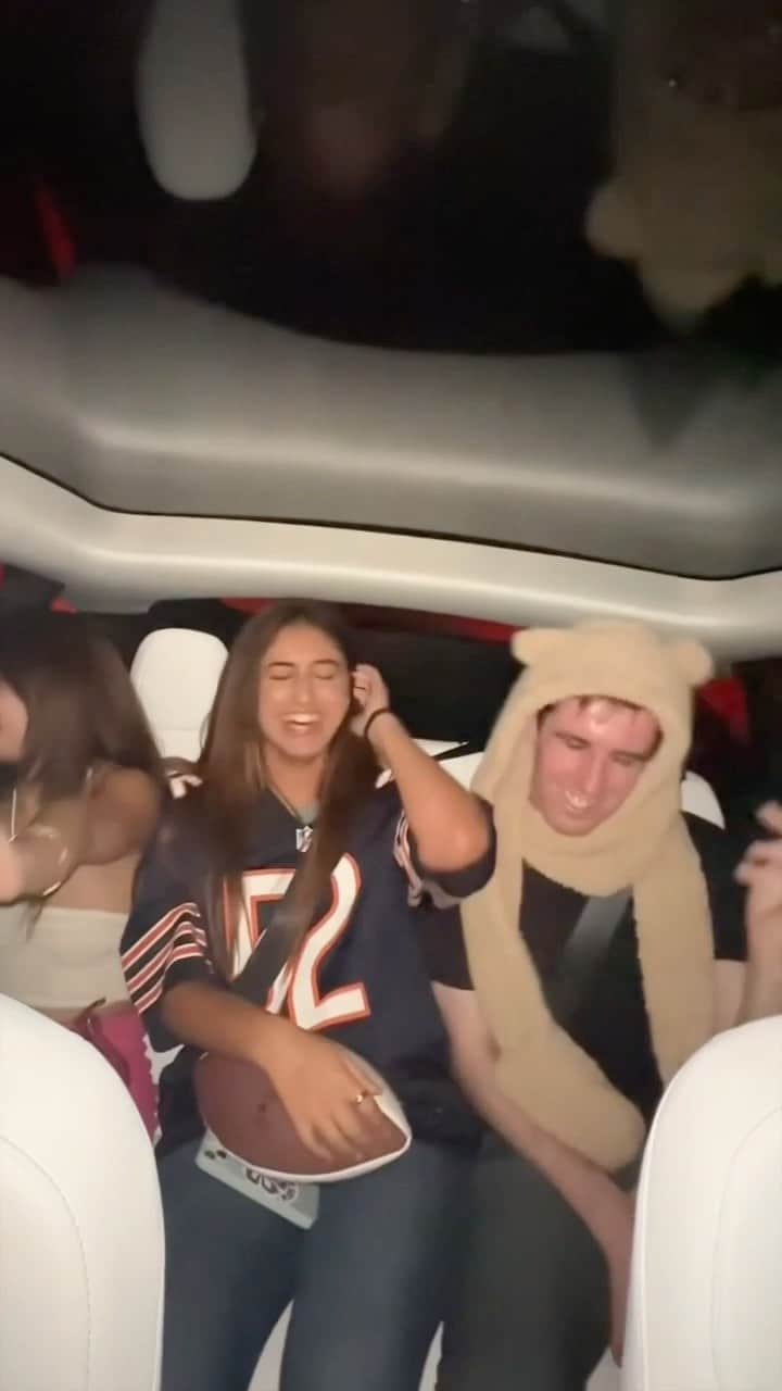 Uberのインスタグラム：「Heading out tonight with your crew of ghosts and goblins? Choose group ride to get you and your friends 🫶 to your destination seamlessly 🚗  🎃 Set up a group ride in the Uber app 🎃  Invite up to 3 friends to join via text 🎃 Split the fare on your way  It’s all in the app, Go Anywhere.」