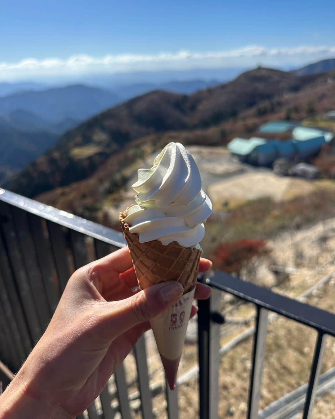 サンヌ・ヴロートさんのインスタグラム写真 - (サンヌ・ヴロートInstagram)「Arrived in matcha capital Kyoto! 🍵  I got so many good recommendations from you so I am going to drop a few of my favorite places below that we have visited this trip 👇🏼   Tokyo: - stay at: Andaz Hotel or Hotel Indigo  - Clean Eating restaurant with gluten & dairy free options: Cosmic Kitchen Adaption  - Amazing lunch spot ( vegan options) : Brown Rice - High End Tea house w/ matcha & lunch spot: Yamamotoyama   Kyoto: - stay at: Hyatt Regency or @acehotelkyoto - High end tea house with garden: Toraya Karyo - Coffee at Blue Bottle Coffee Kyoto Cafe - Fluffy Pancakes at A Happy Pancake 🥞」11月1日 0時02分 - sannevloet