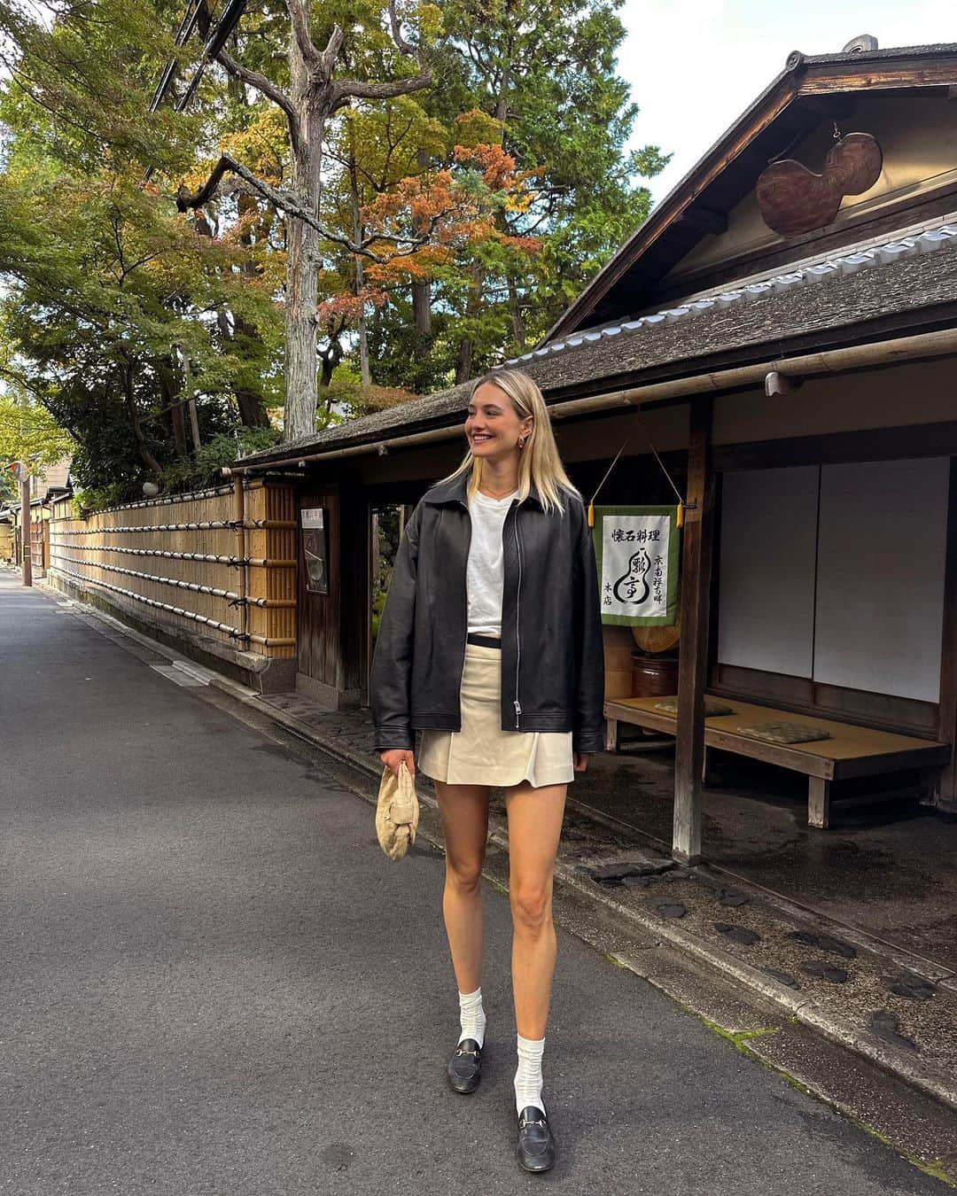 サンヌ・ヴロートさんのインスタグラム写真 - (サンヌ・ヴロートInstagram)「Arrived in matcha capital Kyoto! 🍵  I got so many good recommendations from you so I am going to drop a few of my favorite places below that we have visited this trip 👇🏼   Tokyo: - stay at: Andaz Hotel or Hotel Indigo  - Clean Eating restaurant with gluten & dairy free options: Cosmic Kitchen Adaption  - Amazing lunch spot ( vegan options) : Brown Rice - High End Tea house w/ matcha & lunch spot: Yamamotoyama   Kyoto: - stay at: Hyatt Regency or @acehotelkyoto - High end tea house with garden: Toraya Karyo - Coffee at Blue Bottle Coffee Kyoto Cafe - Fluffy Pancakes at A Happy Pancake 🥞」11月1日 0時02分 - sannevloet