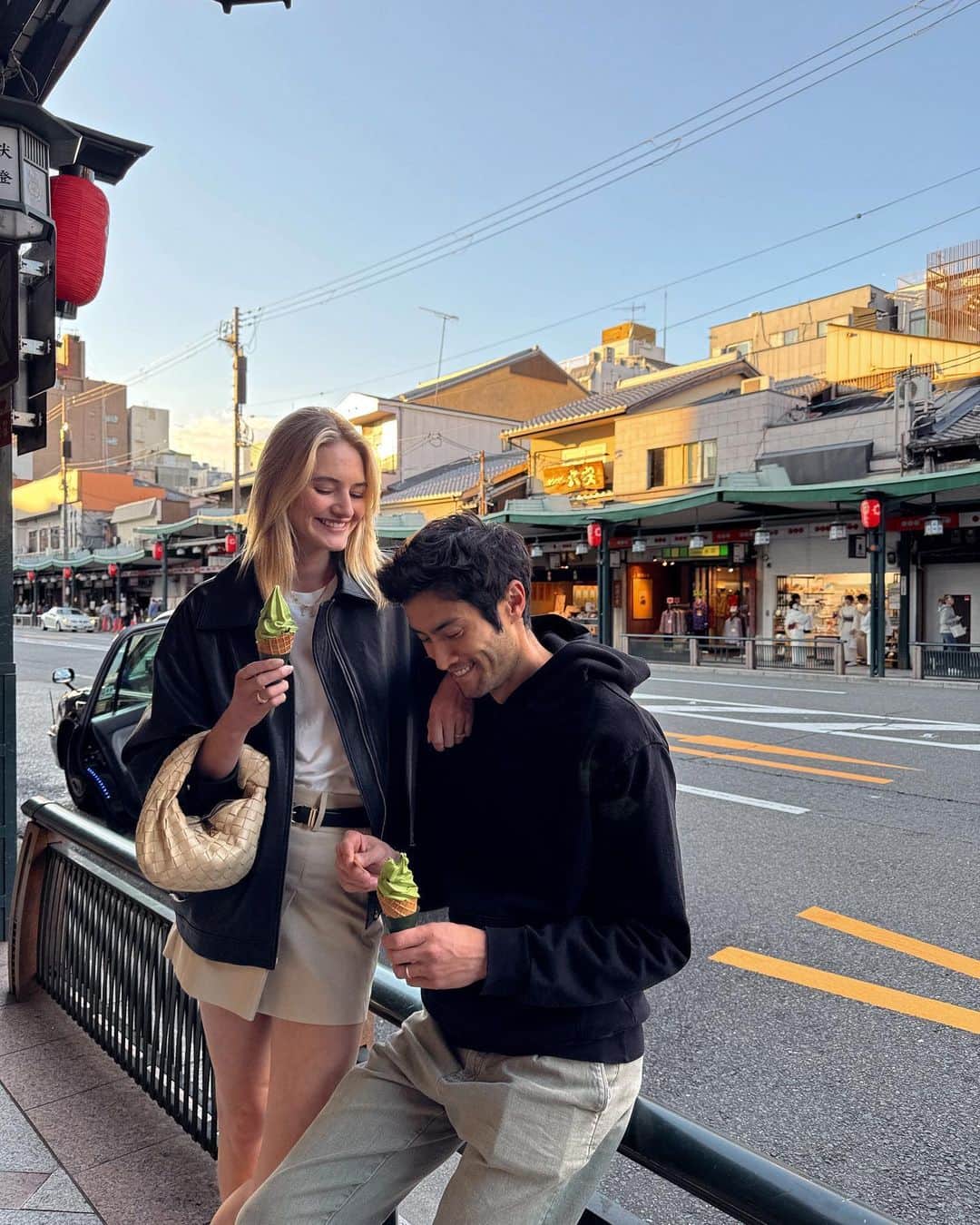 サンヌ・ヴロートのインスタグラム：「Arrived in matcha capital Kyoto! 🍵  I got so many good recommendations from you so I am going to drop a few of my favorite places below that we have visited this trip 👇🏼   Tokyo: - stay at: Andaz Hotel or Hotel Indigo  - Clean Eating restaurant with gluten & dairy free options: Cosmic Kitchen Adaption  - Amazing lunch spot ( vegan options) : Brown Rice - High End Tea house w/ matcha & lunch spot: Yamamotoyama   Kyoto: - stay at: Hyatt Regency or @acehotelkyoto - High end tea house with garden: Toraya Karyo - Coffee at Blue Bottle Coffee Kyoto Cafe - Fluffy Pancakes at A Happy Pancake 🥞」