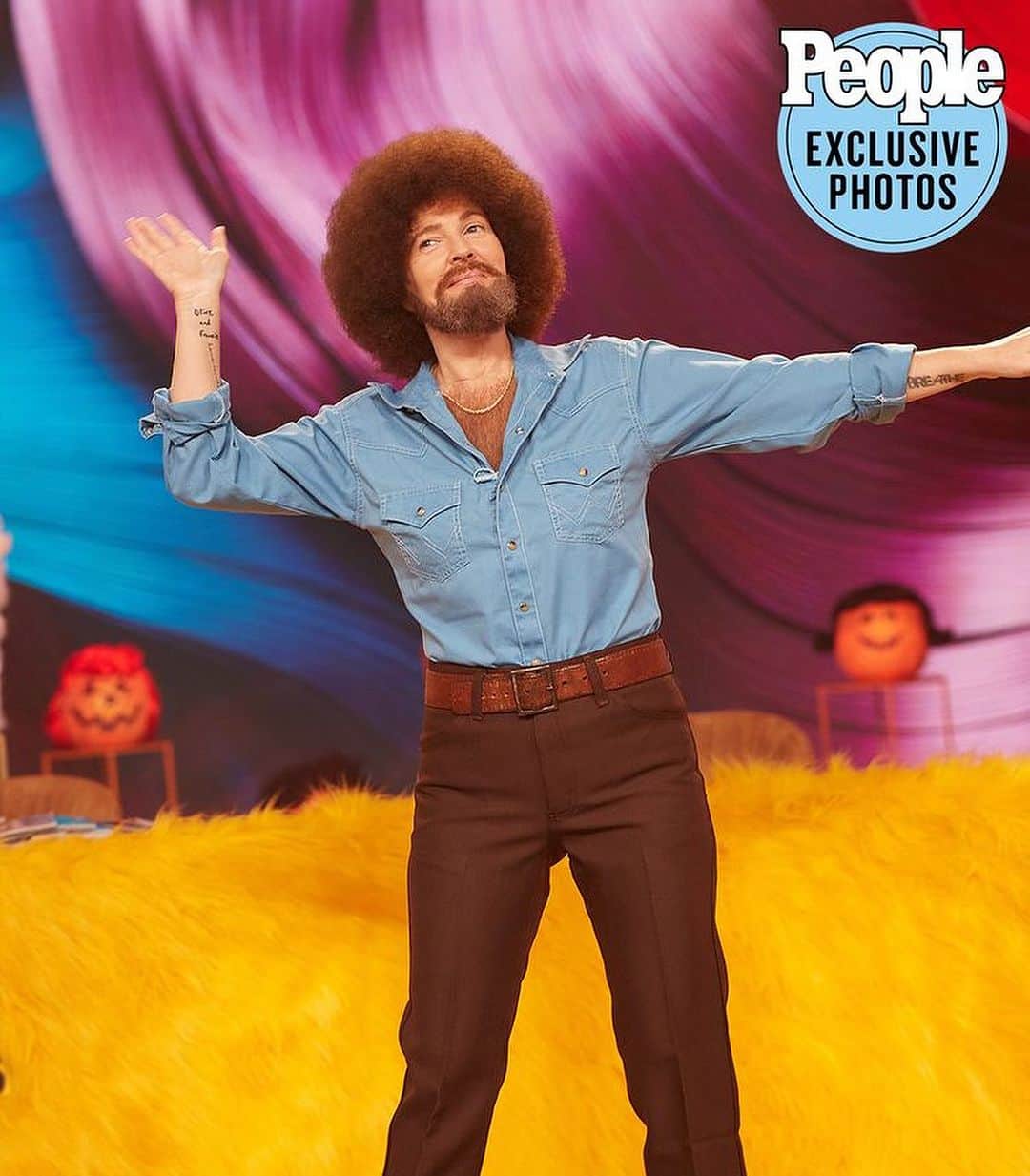 ドリュー・バリモアのインスタグラム：「Halloween at @thedrewbarrymoreshow @bobross_thejoyofpainting #BobRoss  @people  Hair @mrdanielhowellhair  Makeup @llgulino  Costume @_leeharris_ @matthewkilgore @neffnyc   📸 @ashbeann」