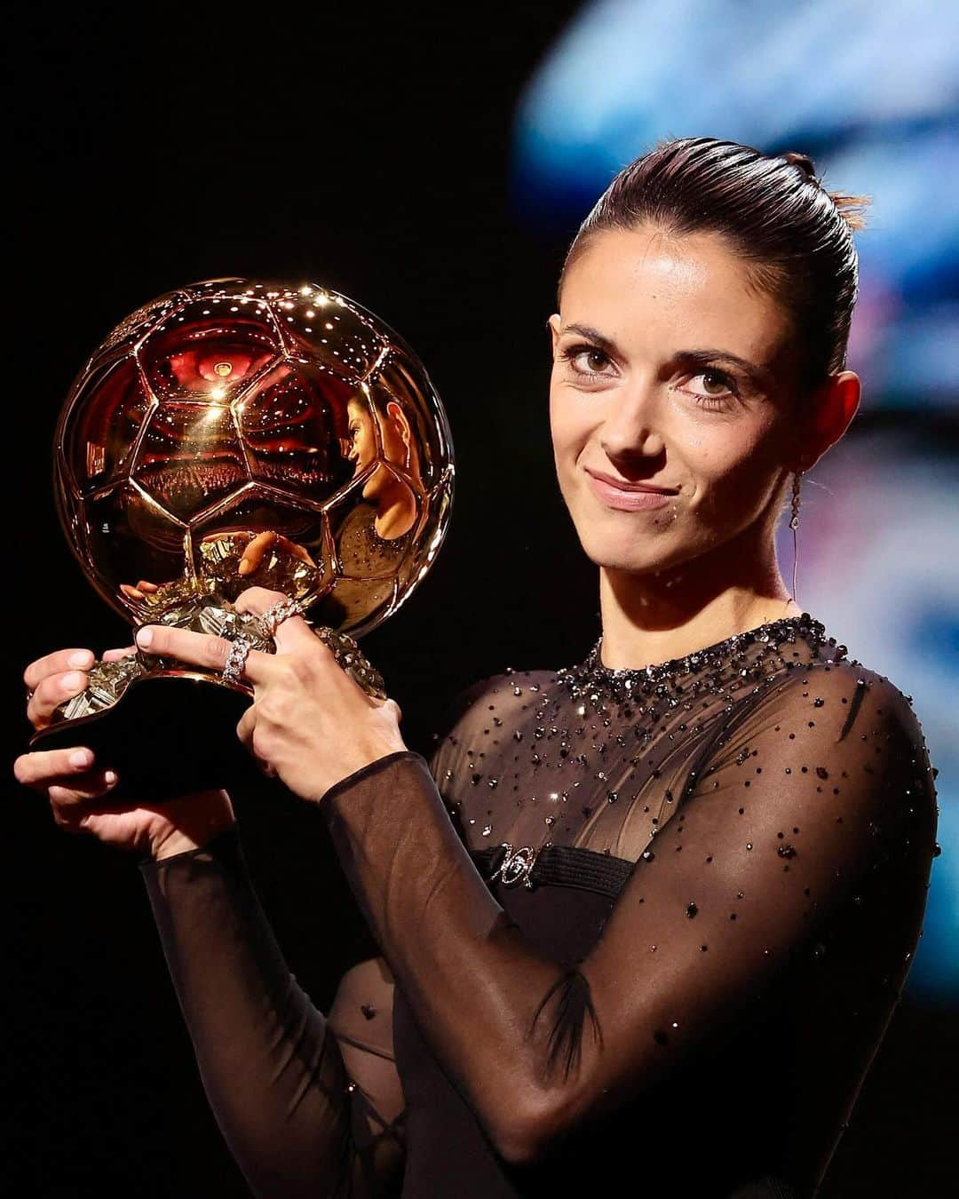 ドナテラ・ヴェルサーチさんのインスタグラム写真 - (ドナテラ・ヴェルサーチInstagram)「@aitana.bonmati, congratulations on winning the 2023 Ballon d’Or!  Honoured that you chose Versace for this special moment. You are a champion of female power 🤍⚽️」11月1日 0時03分 - donatella_versace