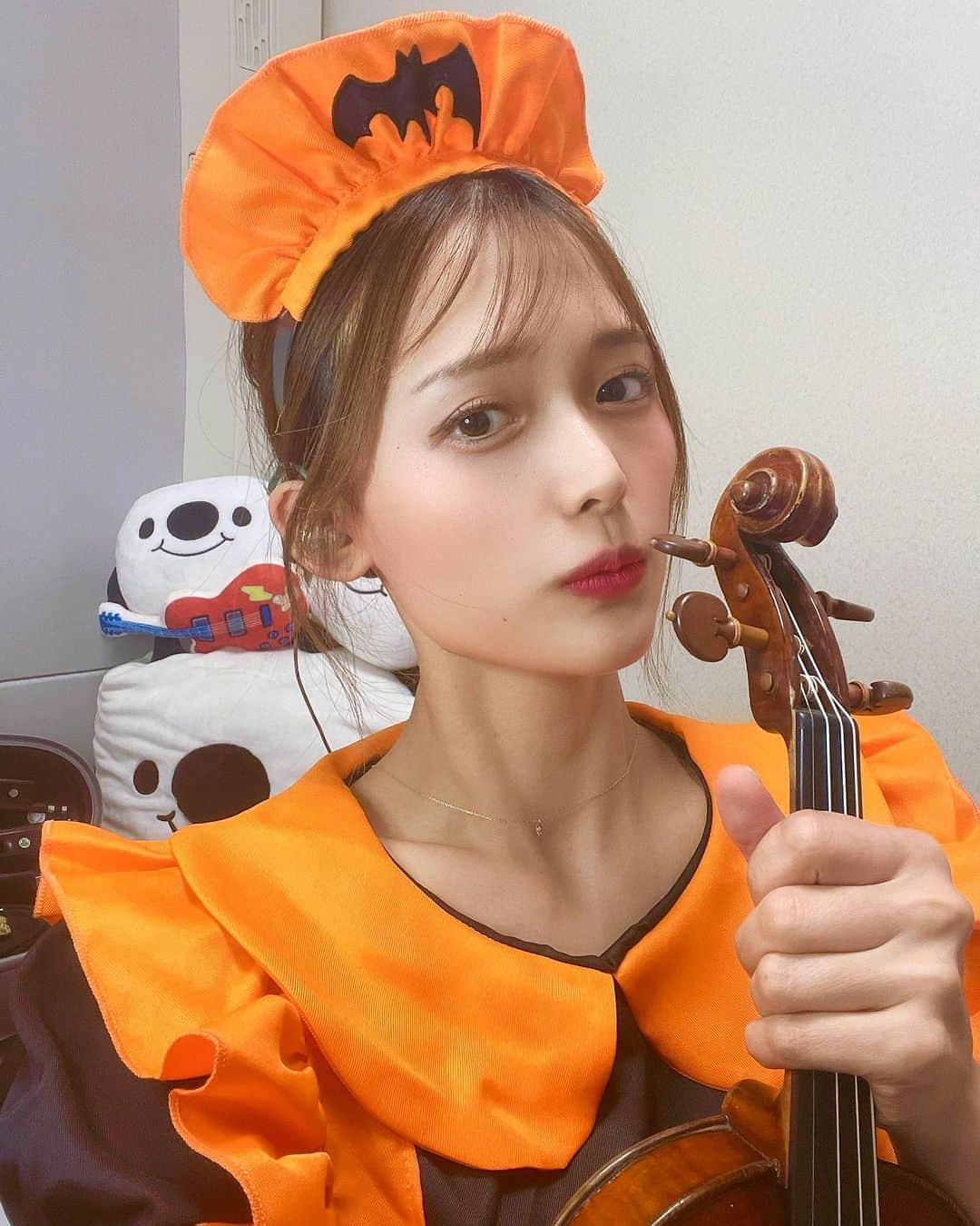 苅谷なつみのインスタグラム：「夜はかぼちゃナース🎃かぼちゃメイド？🎃 配信内で、コスプレしてガチクラシック弾きました🎻😘  11/10でライブ配信を初めて3年🤳 毎日配信しているので是非一度見に来てください🤍 ☟ 17live @苅谷なつみ🎻violin💎  #ナースコスプレ #メイドコスプレ #かぼちゃコスプレ」