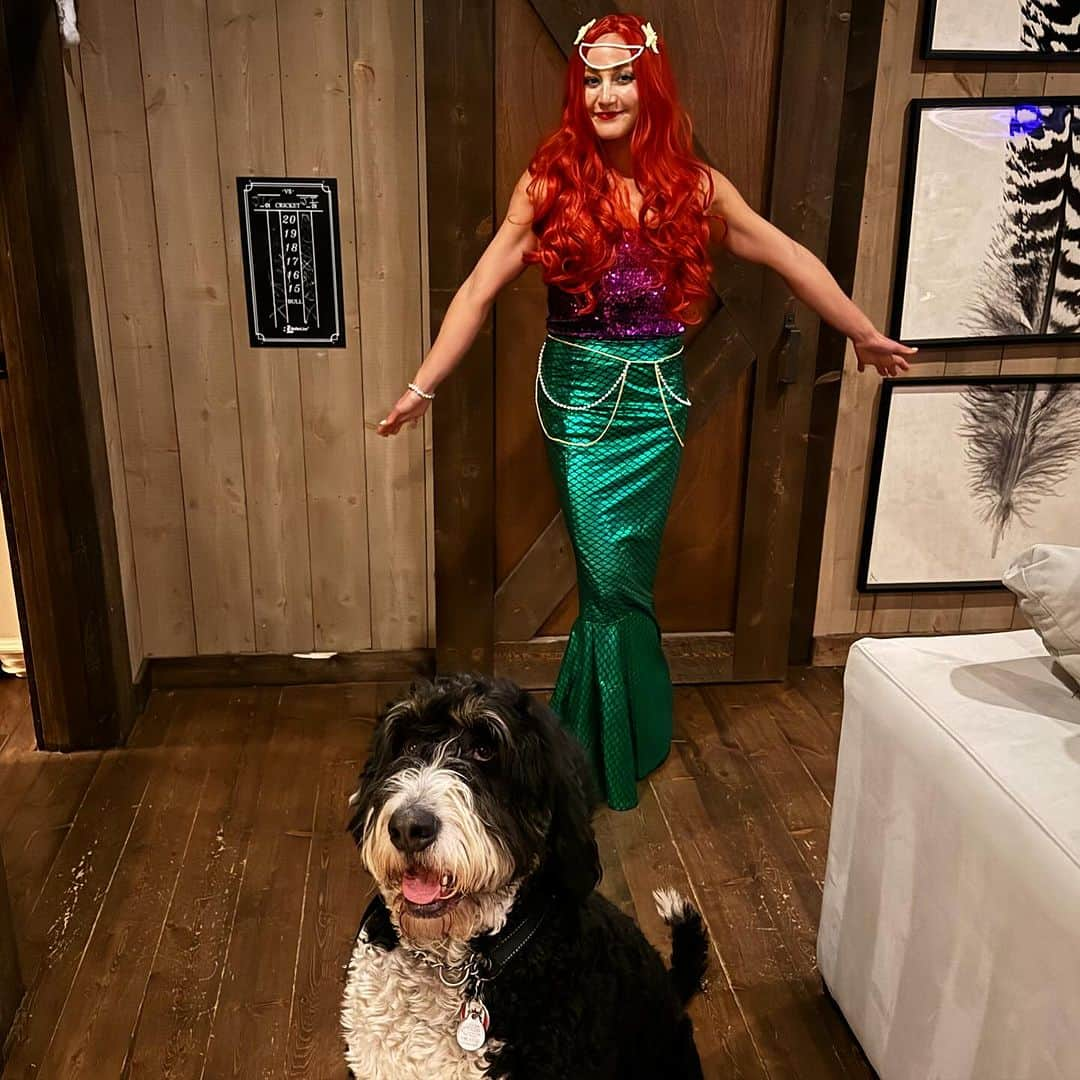 サッシャ・ディギーリアンのインスタグラム：「The seaweed is always greener in somebody else's lake. 🧜🏻‍♀️  - #happyhalloween #littlemermaid」