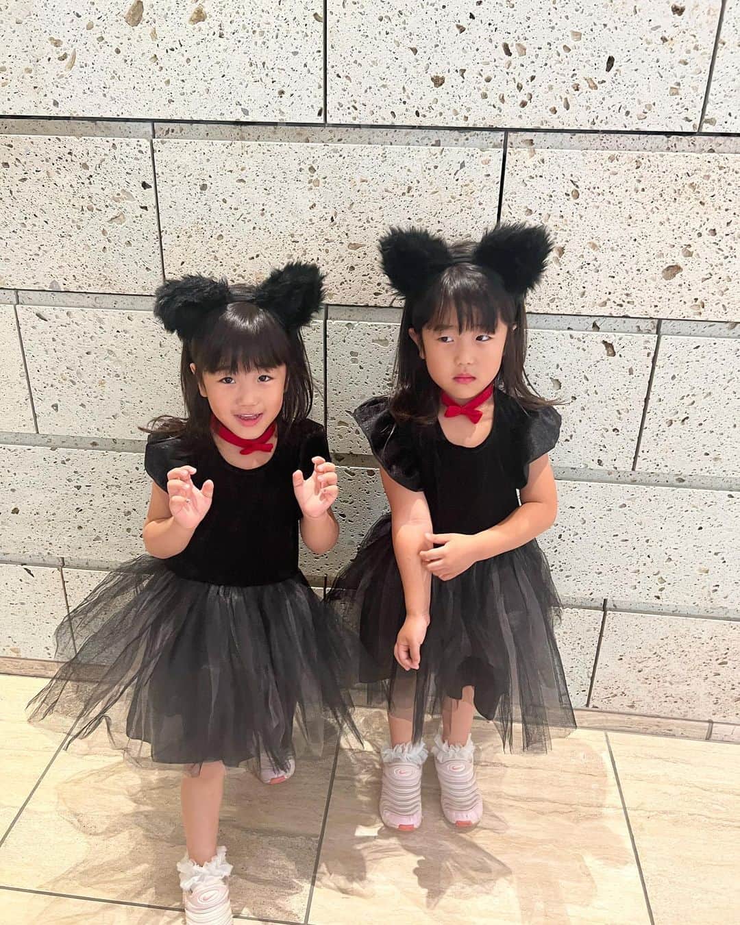 中根麗子のインスタグラム：「ハッピーハロウィン👻 今日は、保育園でハロウィン🎃だから みんな楽しみで、朝起こさないでも 自分達で起きてた💗 すごいハロウィン👻 でも、写真撮る時は喧嘩して、りおだけいじけてる🤣  麗奈も、学校お休みで、お友達とディズニー。  みんな、楽しめたみたいで良かった💗  #halloween  #ハロウィン #双子 #15歳 #6歳 #5歳」