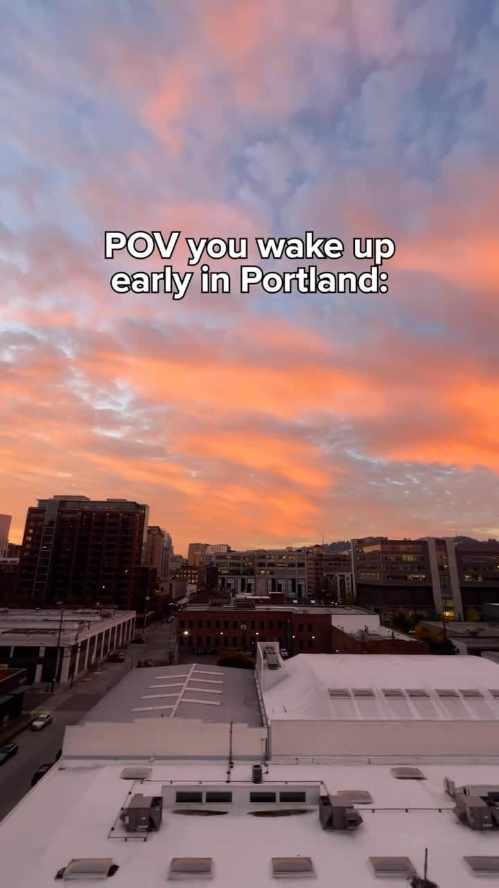 Portlandのインスタグラム：「Fall sunrises hit different. 🥰 Have a beautiful day, Portland 🙌   #Portland #pnw #oregon #portlandoregon #pacificnorthwest #travelportland」