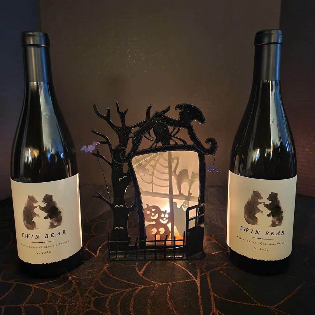 カイル・マクラクランのインスタグラム：「On this brew-tiful #Halloween, it’s only fitting to indulge in some Hallo-🍷 and spirits! Legends say that a little liquid courage can help keep the spooky terrors away. Drink responsibly and be safe tonight, my friends.   📸: @sallyfulham」