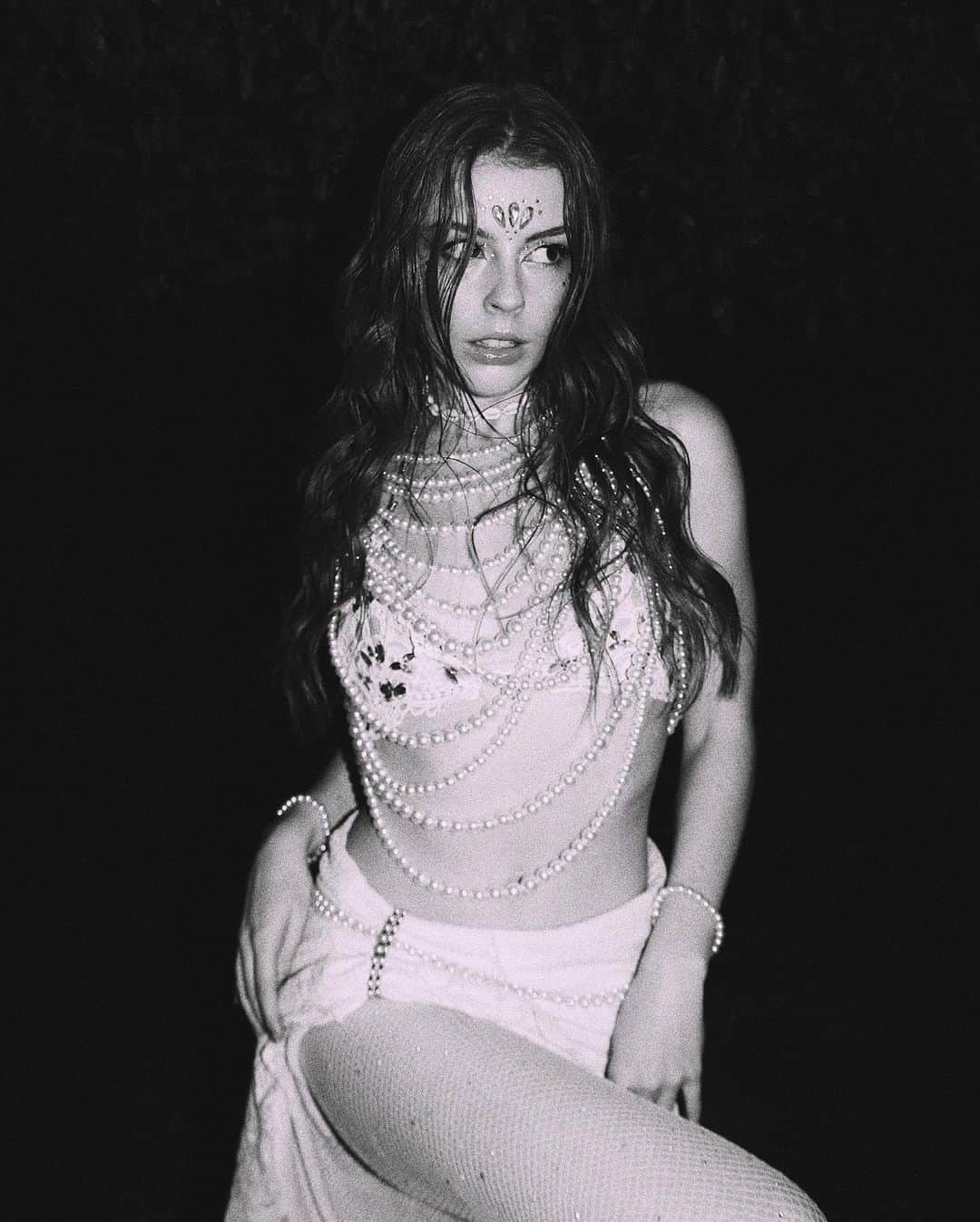 Amelia Gethingのインスタグラム：「Hey. The name’s Thelxiepieia. I’m a siren. I’m a couple hundred years old but no buoy’s tide me down yet 💅🏼 I love all things swimming, singing and sailors. 🧜🏻‍♀️🐚⚓️  Where my jolly sailor bold at? Hit me up you little sun of a beach. ‘Tis the sea-son! Happy Halloween 👻」