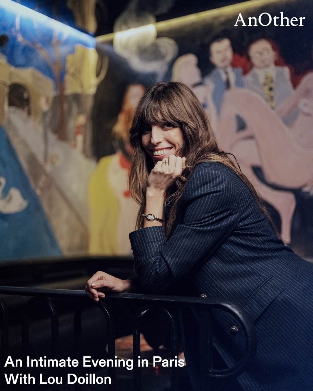 AnOther Magazineのインスタグラム：「At the iconic @castelparis, @cartier hosted a glittering event honouring the Baignoire watch, featuring an emotional performance from @loudoillon 🎶⁠ ⁠ “J’aime les filles, de Chez Castel … ” sang Jacques Dutronc in 1967. The private club in Paris has hosted a long and splendid list of society’s brightest stars who have all lounged in their famed red velvet seats; John Galliano and Karl Lagerfeld have each hosted fashion week celebrations there amidst the beaming gilded decor.⁠ ⁠ At the link in bio, we recount what went down at the event, which saw Doillon perform to a huddled, adoring crowd 📲⁠ ⁠ 📸 1. Lou Doillon. Photography by @virgile.guinard. Courtesy of Cartier⁠ 2-4. Photography by @pierre__mouton. Courtesy of Cartier⁠ 5. Photography by Virgile Guinard. Courtesy of Cartier⁠」