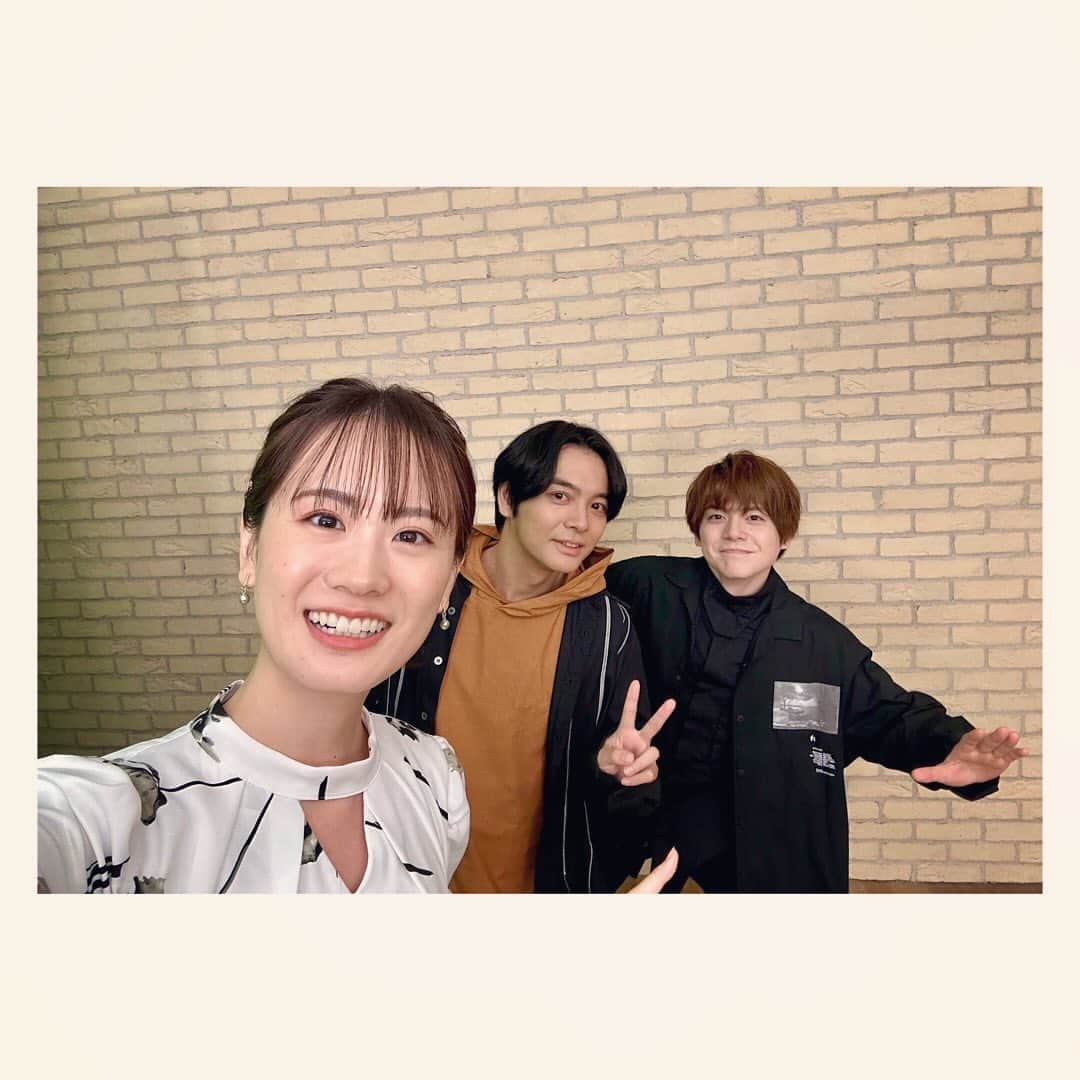 瀬戸麻沙美のインスタグラム：「呪術廻戦「渋谷事変」記念特番でした！１年ズ〜  薔薇柄の白いワンピースでした🌹  3枚目は、、 #Simejiでサバイバーに仮装完了 (第五人格知ってる人ー！！！笑)」