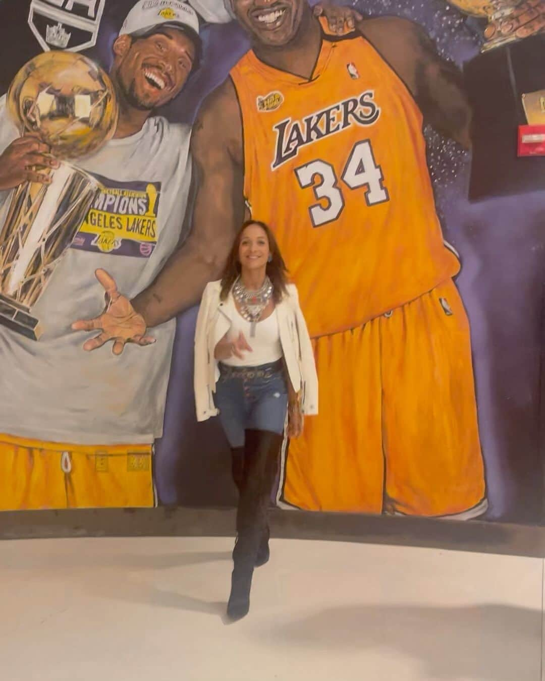 ダニア・ラミレスのインスタグラム：「So grateful for days like these! Thank you @lakers and fam! And yes, they were going for the @orlandomagic #LA is home tho! So all and all, it was a pretty good day! 🙏🏽🌟🏀#namaste @bevland22 @mygaiaaether」