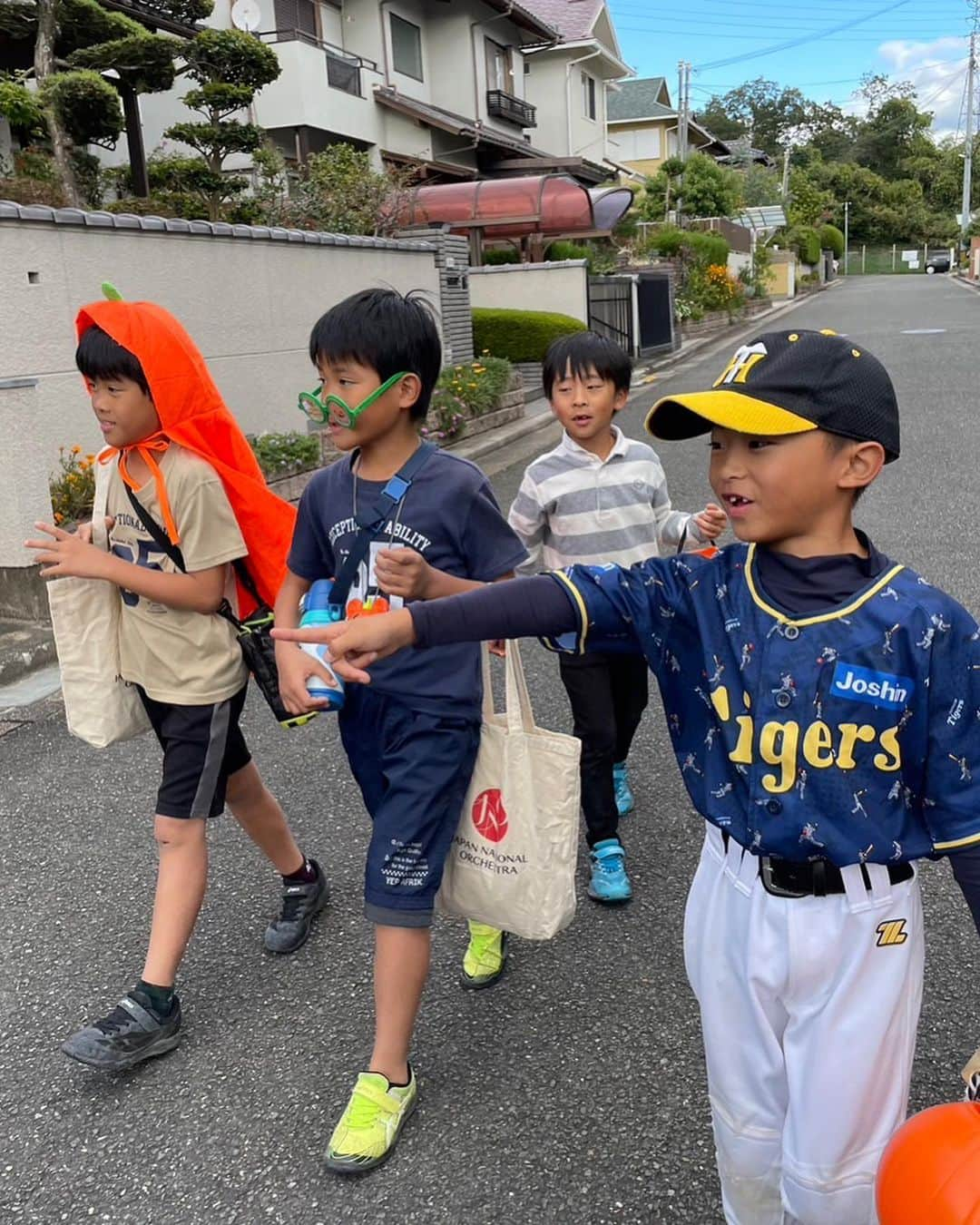 生島早織さんのインスタグラム写真 - (生島早織Instagram)「ハッピーハロウィン🎃👻  子供達今年も町内の楽しいハロウィンイベントに参加させて頂きました🎃  この地域のイベントは、お家の前にお菓子など子供の喜ぶものを置いて、子供たちはそれを自由に貰って良い事になっています🍪🍘🍫🍭🍿  子供達にとっては最高に楽しいイベント😃  双子達今年は緩めの仮装🥸  長男は野球のユニフォームに大谷翔平のお面を被る😃  学校のお友達と合流して約2時間歩き回りました⌚️  集めたお菓子の量は・・・  たぶん、来年のハロウィンまでもちそう😁  ハロウィンイベントは、週末でしたが、ハロウィン当日、私は写真にある女子ロッカーまでがやたら遠いゴルフ場でプロアマのお仕事をさせて頂きました⛳️  ロッカーまでの道は長く、ロッカーに入るとやたらと鏡が多い🪞  鏡に映るのは、ハロウィンを意識したウエアを着た私😅  黒のシャツにオレンジのパンツ🩳 お客様にも恵まれとても楽しい⛳️でした😊  ただ今スイング改造中の私😅  たまにびっくりする様な球は出るけど、変えると決めた以上、やり切りますよ〜  頑張れ私✨  課題があると練習も楽しい⛳️✨  #双子育児 #双子ママ #ハロウィン #緩めの仮装 #地域イベント #ママはプロゴルファー #ママプロゴルファー #ゴルフのお仕事 #プロアマ #女子プロゴルファー #ラウンドレッスン」11月1日 0時09分 - saori.ikushima