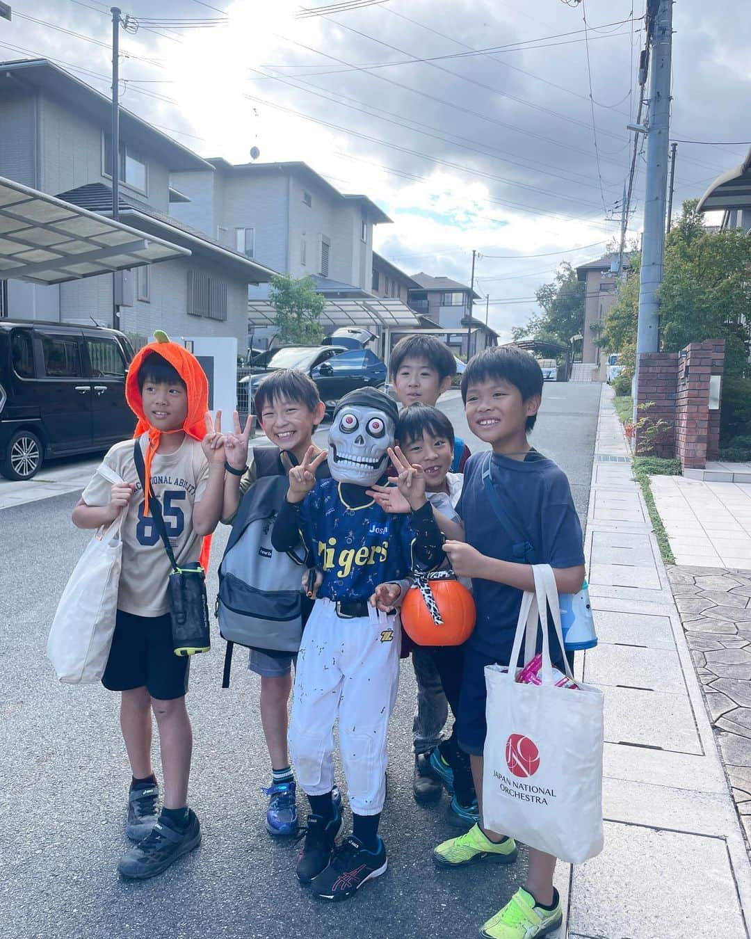 生島早織のインスタグラム：「ハッピーハロウィン🎃👻  子供達今年も町内の楽しいハロウィンイベントに参加させて頂きました🎃  この地域のイベントは、お家の前にお菓子など子供の喜ぶものを置いて、子供たちはそれを自由に貰って良い事になっています🍪🍘🍫🍭🍿  子供達にとっては最高に楽しいイベント😃  双子達今年は緩めの仮装🥸  長男は野球のユニフォームに大谷翔平のお面を被る😃  学校のお友達と合流して約2時間歩き回りました⌚️  集めたお菓子の量は・・・  たぶん、来年のハロウィンまでもちそう😁  ハロウィンイベントは、週末でしたが、ハロウィン当日、私は写真にある女子ロッカーまでがやたら遠いゴルフ場でプロアマのお仕事をさせて頂きました⛳️  ロッカーまでの道は長く、ロッカーに入るとやたらと鏡が多い🪞  鏡に映るのは、ハロウィンを意識したウエアを着た私😅  黒のシャツにオレンジのパンツ🩳 お客様にも恵まれとても楽しい⛳️でした😊  ただ今スイング改造中の私😅  たまにびっくりする様な球は出るけど、変えると決めた以上、やり切りますよ〜  頑張れ私✨  課題があると練習も楽しい⛳️✨  #双子育児 #双子ママ #ハロウィン #緩めの仮装 #地域イベント #ママはプロゴルファー #ママプロゴルファー #ゴルフのお仕事 #プロアマ #女子プロゴルファー #ラウンドレッスン」