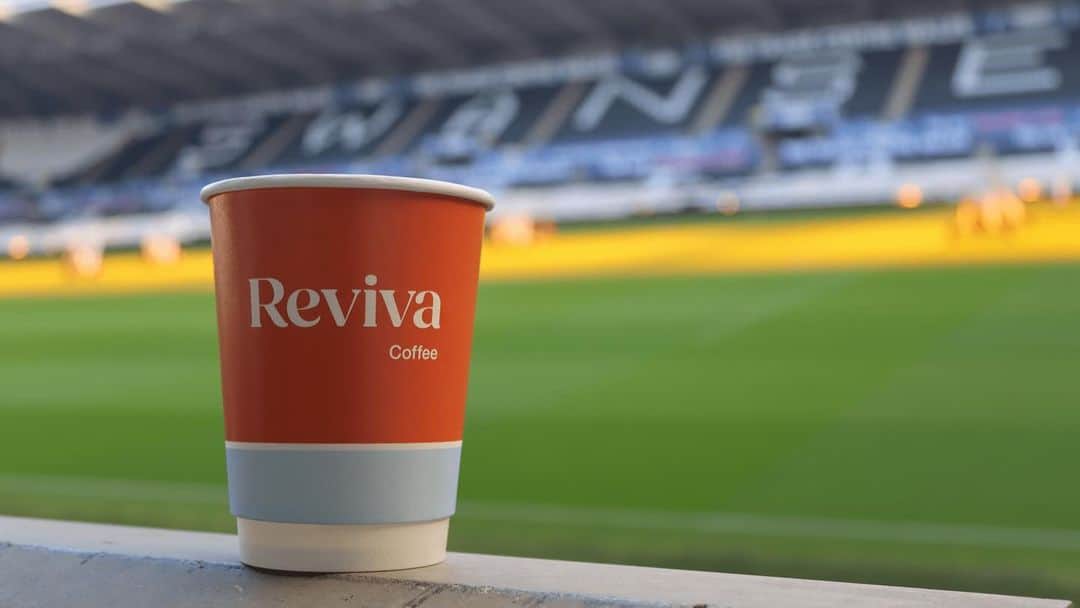 スウォンジー・シティAFCのインスタグラム：「Reviva Coffee have made a generous donation to support our Cwtch Coffee Mornings ☕️  @swansofficial’s front of shirt and exclusive coffee supply partner is contributing to one of our vital health and wellbeing initiatives 🙌」