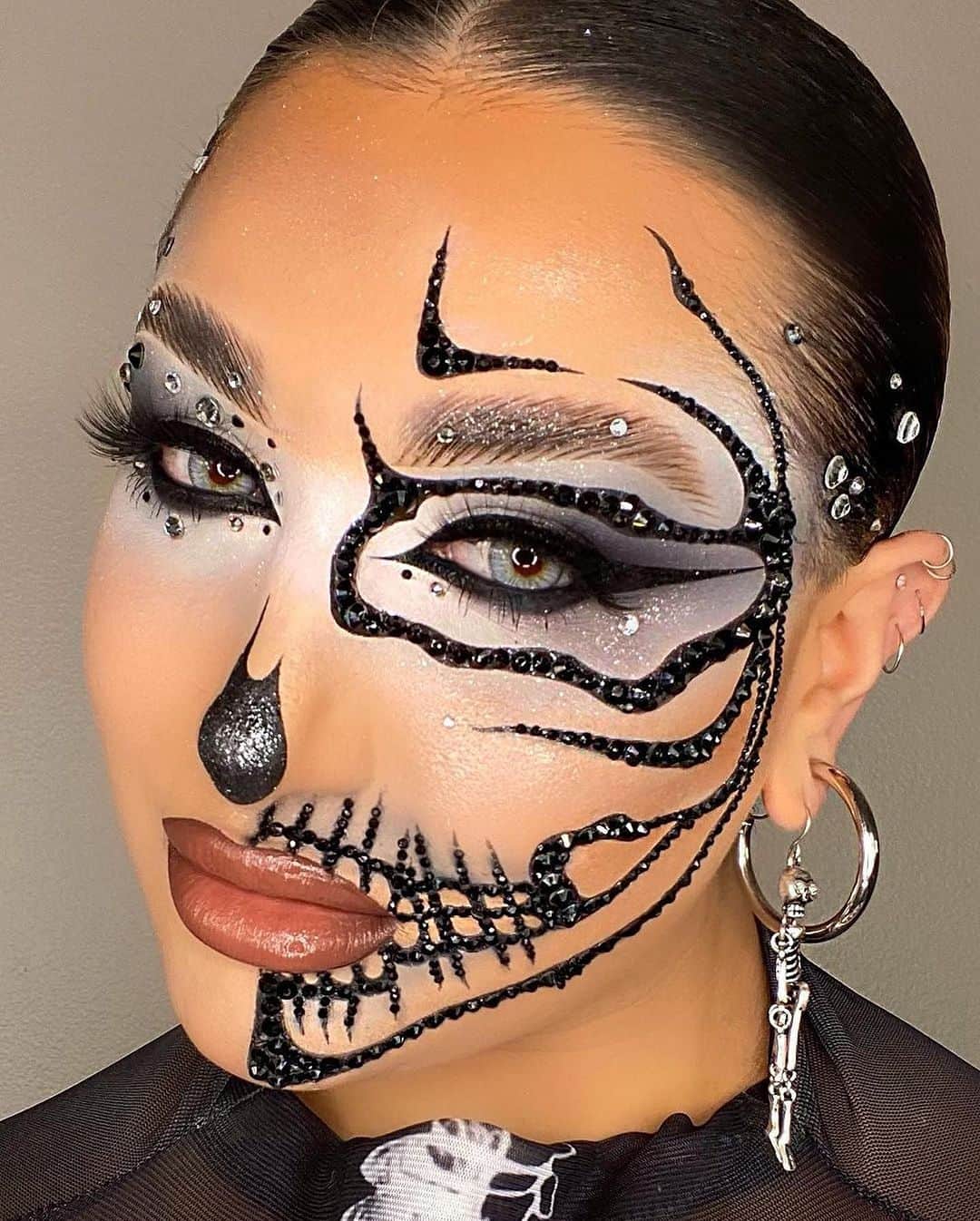 Milk Makeupのインスタグラム：「HAPPY #HYDROween Milk Fam! 👻 Just like that #HYDROween szn has come to a close 🧛‍♀️ But we couldn't leave October without one last round up... Swipe to see some scary good looks by our #MilkFam 🔒💦 See ya next year! 🖤  🖤 @lexilalamakeup (she/her) 🖤 @diegorrreyes (he/him) 🖤 @beautygurumo (she/her)  🖤 @rudyz_beauty_ (he/him) 🖤 @looksbylexielena (she/her)  🖤 @briannaruizmakeup (she/her) 🖤 @raydiatebyraychel (she/her)」