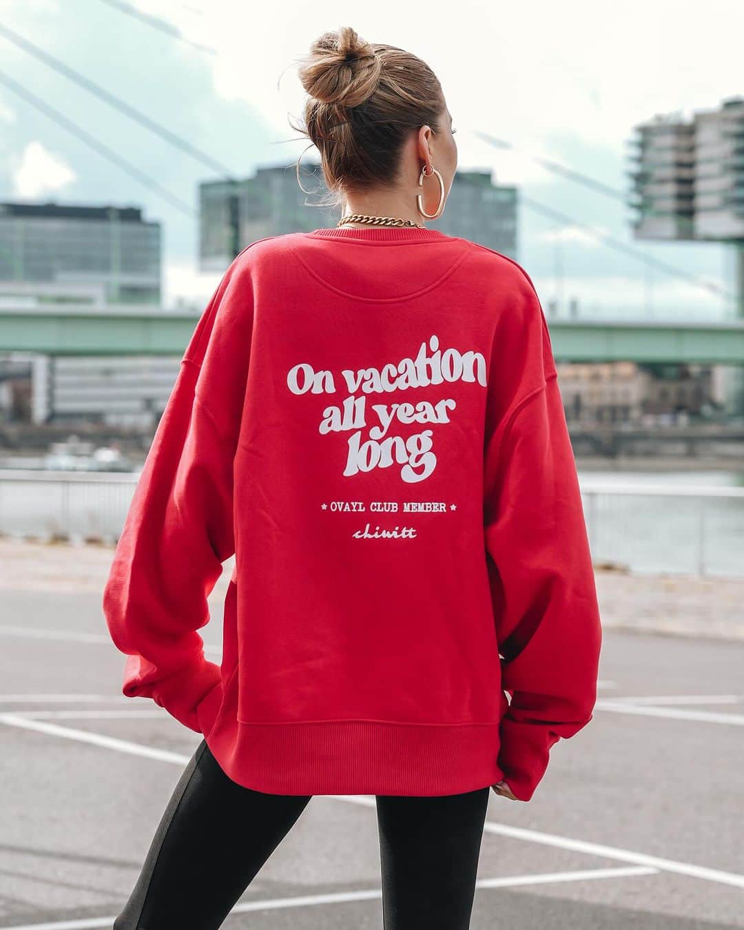 Rahelさんのインスタグラム写真 - (RahelInstagram)「Living that vacation life all year round with my @chiwitt1960 sweater! 🌴✈️ Get the look and join the on-vacation-all-year-long OVAYL club! 🛍️👕 @chiwitt1960 #VacationVibes365 #RedSweaterSquad #OVAYL #clubmember」11月1日 17時00分 - rahelchiwitt