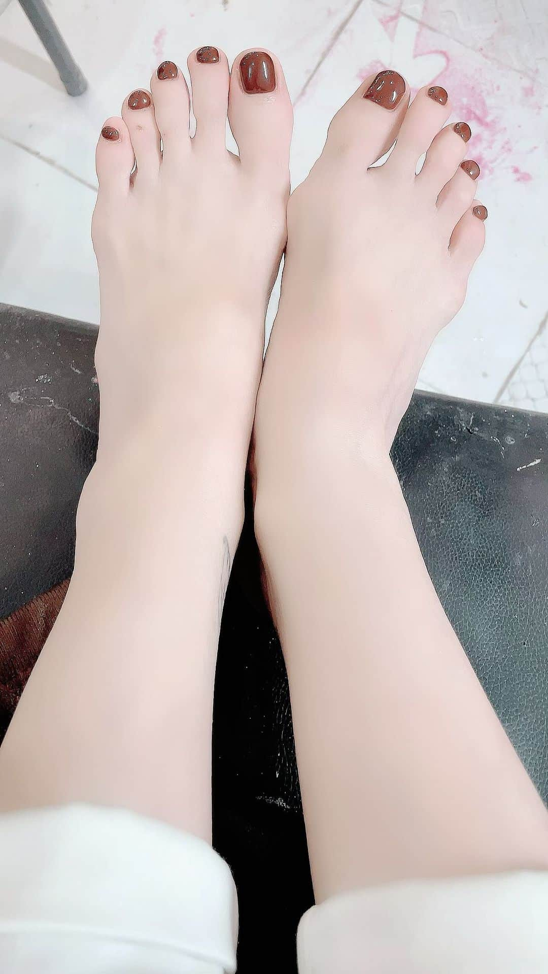 沢田麗奈のインスタグラム：「ー すっぴんで、フットネイル💅いつも、ありがとー❤️❤️❤️ 帰り道に 新宿の大ビジョンに映る ジェジュンがhydeさんの 曲、歌ってたー🎤 みんな、知ってたー？  キュン🫰の瞬間…  ー #フットネイル #すっぴん #美意識高め女子  #色っぽい人が好き  #新宿 #アラフィフライフ  #followme💋」