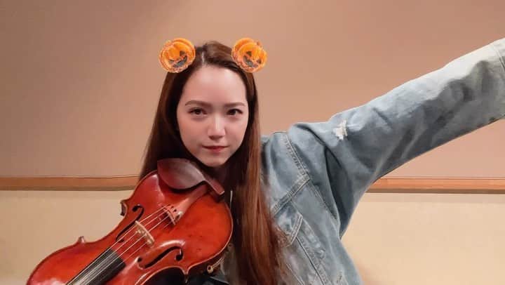 相知明日香のインスタグラム：「🎃 事務所で打ち合わせや作業に没頭していたら 今日がハロウィンだってこと思い出したので 最後に一発ドリしてみた👻  この「SweetWitch」という曲、季節ものなので 弾くの１年ぶり〜弾けるかな、なんておもいながら🎃 いけたー👻完全生音です🎃  #happyhalloween #sweetwitch #voilin #violinist #artist #music #love #hope」