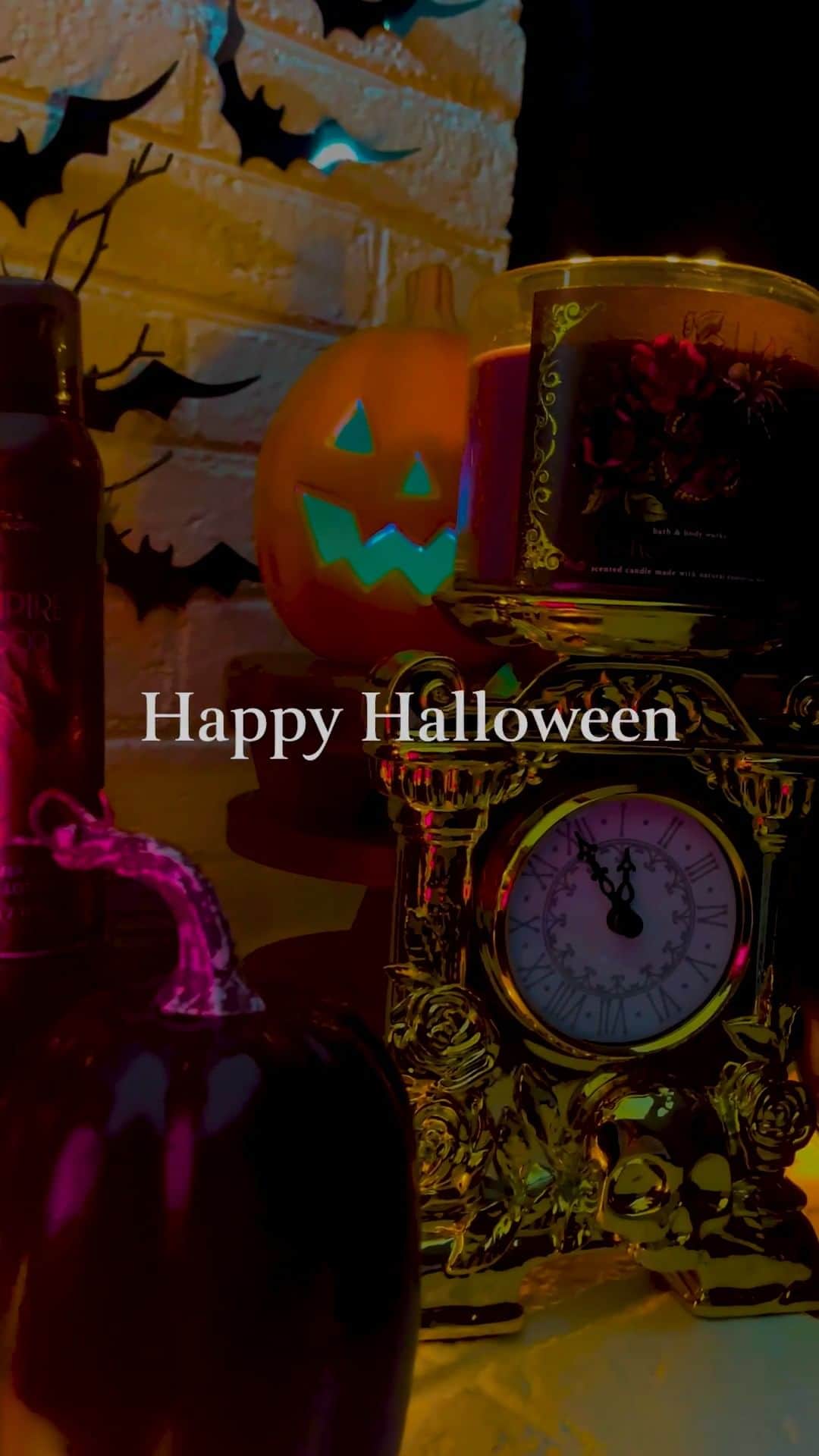 のインスタグラム：「Happy Halloween to all our Boos! 👻 You know what they say: Trick or Treat yourself! 🛍️🎃」